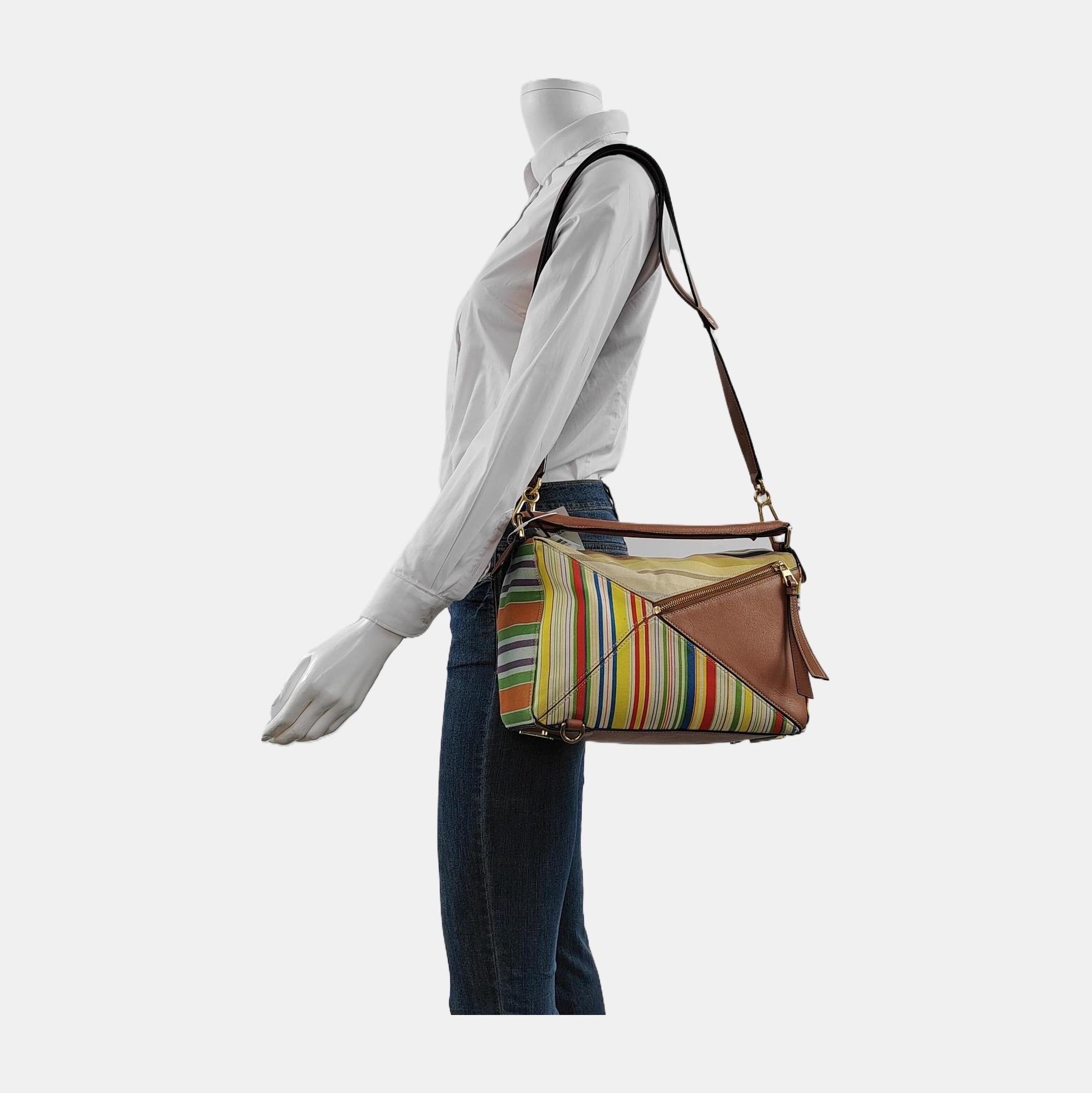 Loewe's Puzzle bag is a timeless classic cult piece. Crafted from supple calfskin leather and finished with silver hardware and signature origami-inspired panels, this bag is versatile and stylish. 

CONDITION: GOOD

This preloved authentic item is