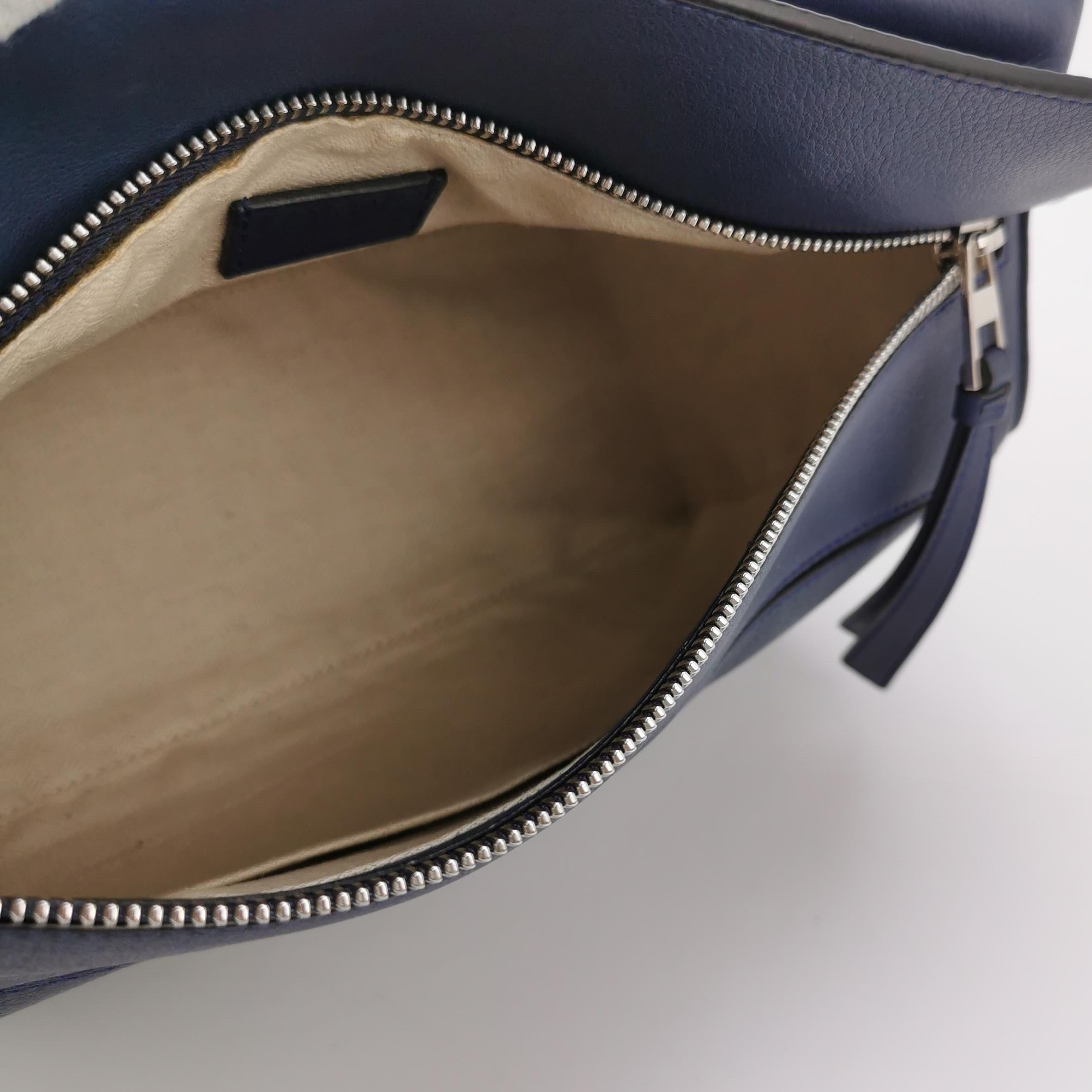 Loewe Puzzle Medium Navy Kalbsleder Crossbody Tasche im Angebot 5