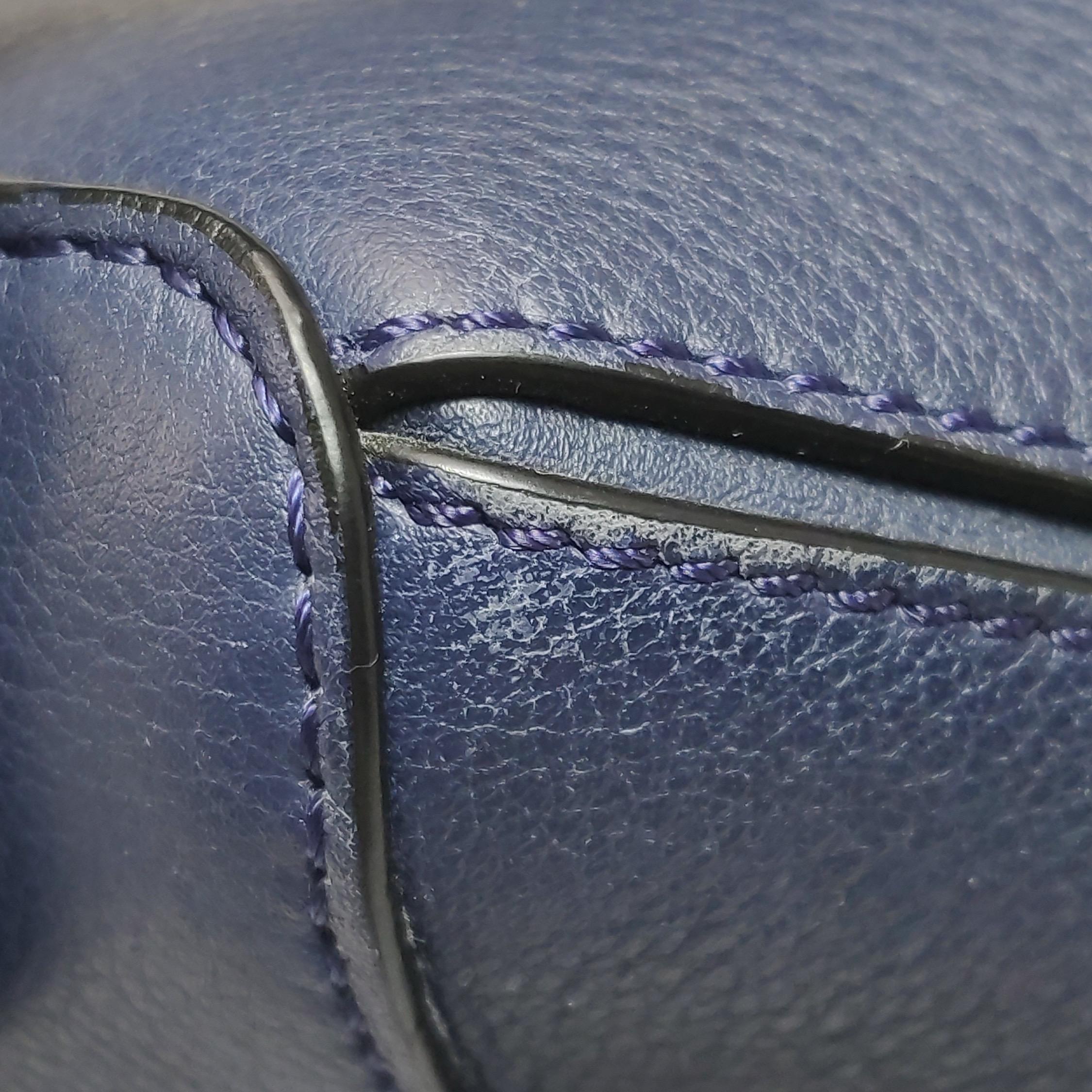 Loewe Puzzle Medium Navy Kalbsleder Crossbody Tasche im Angebot 7