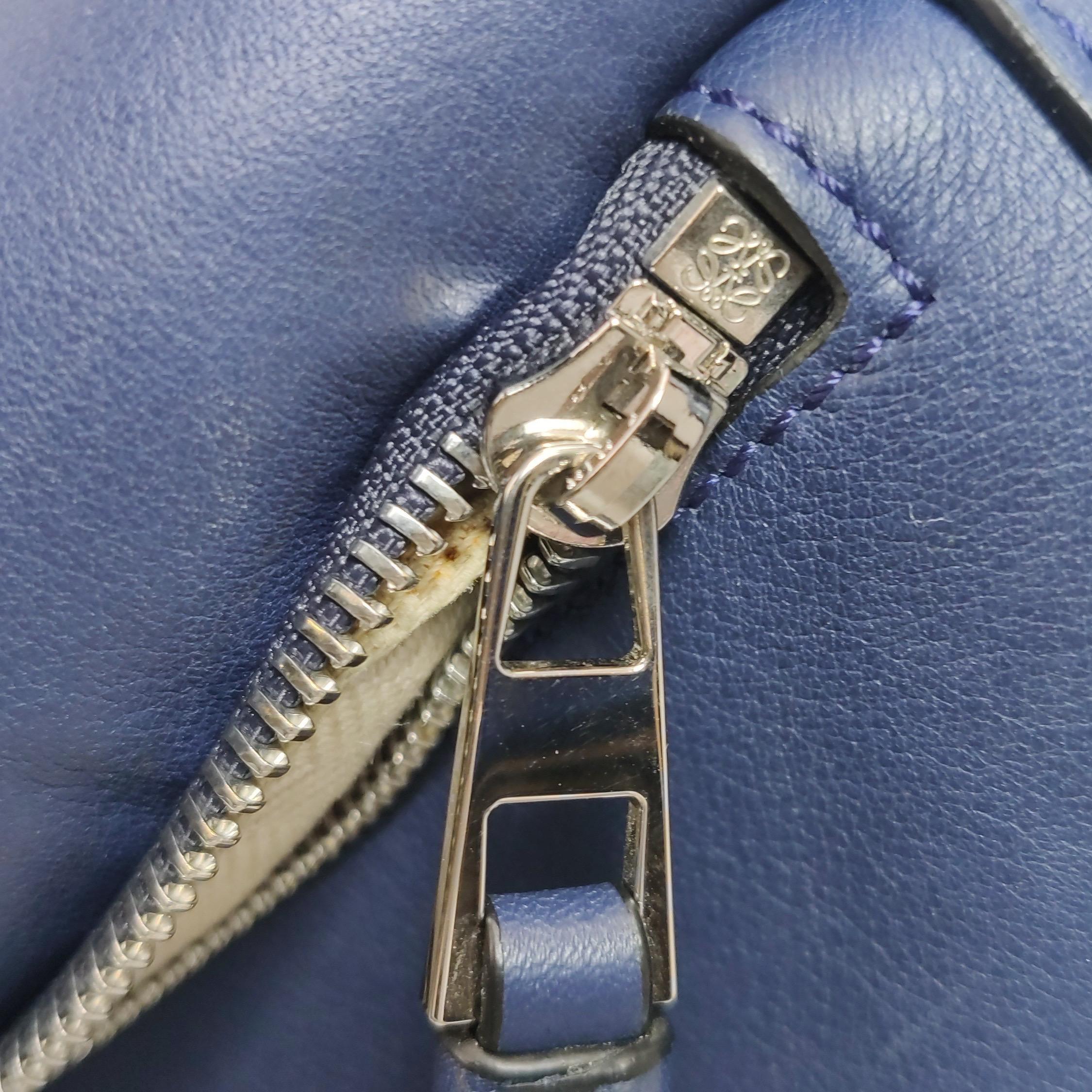 Loewe Puzzle Medium Navy Kalbsleder Crossbody Tasche im Angebot 9