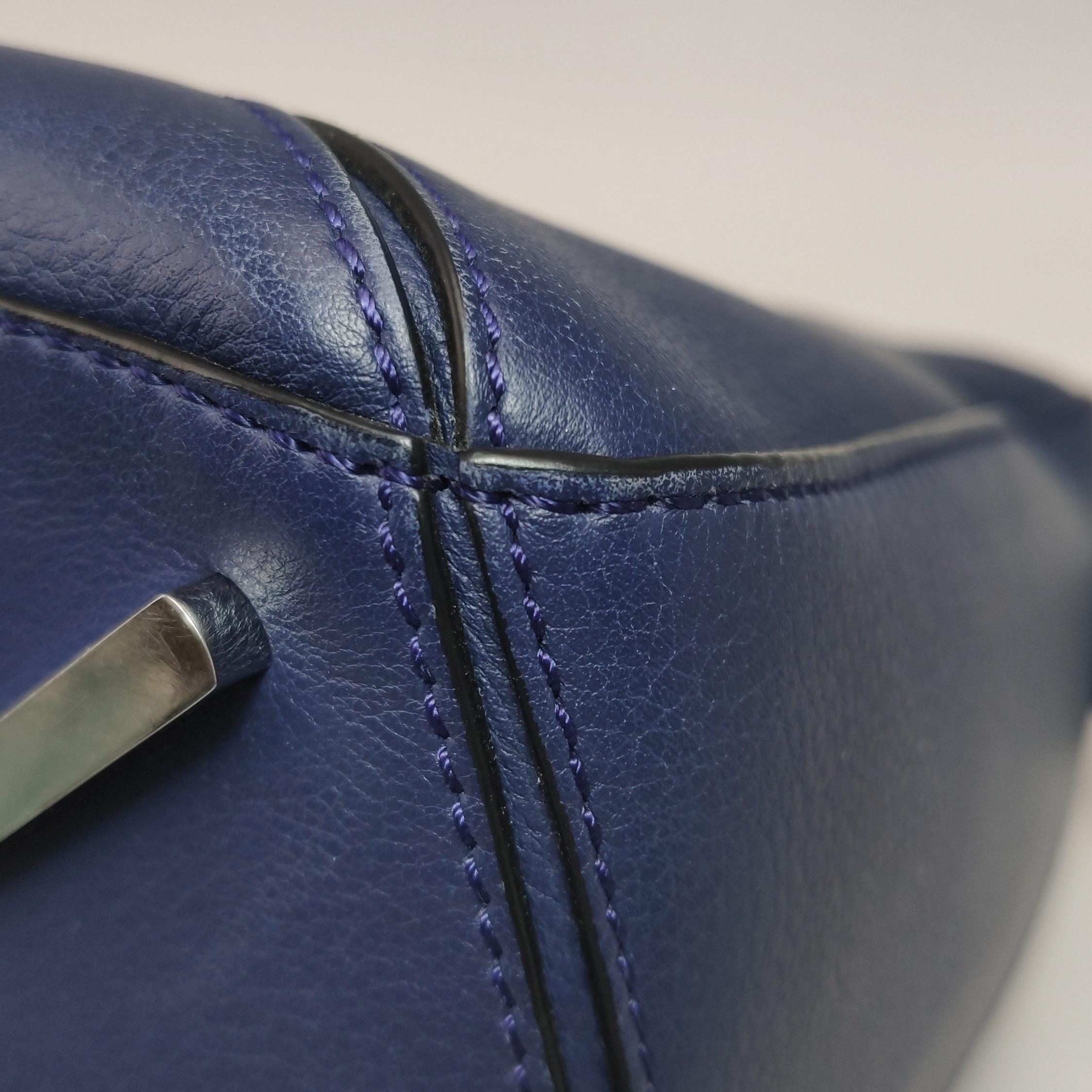 Loewe Puzzle Medium Navy Kalbsleder Crossbody Tasche im Angebot 10
