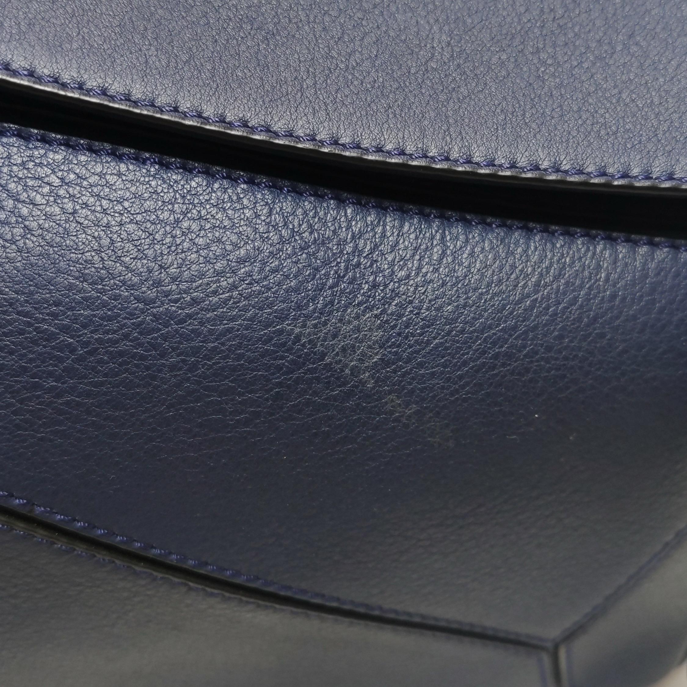 Loewe Puzzle Medium Navy Kalbsleder Crossbody Tasche im Angebot 11