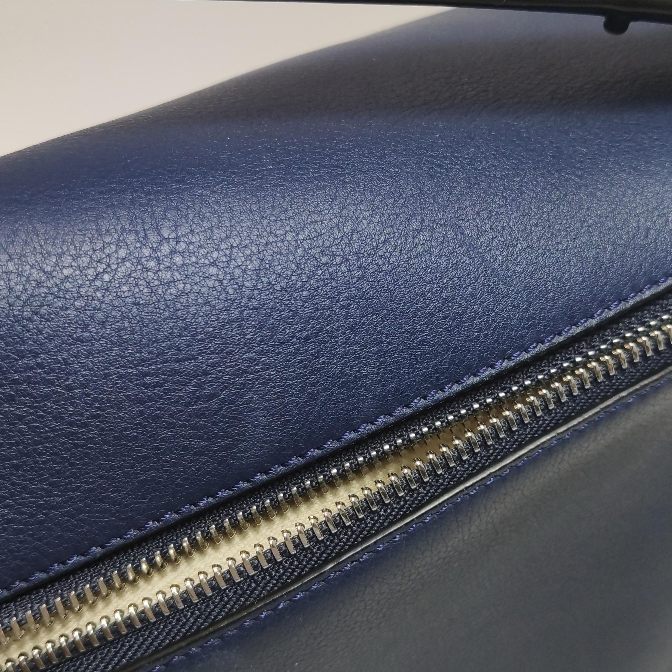 Loewe Puzzle Medium Navy Kalbsleder Crossbody Tasche im Angebot 12