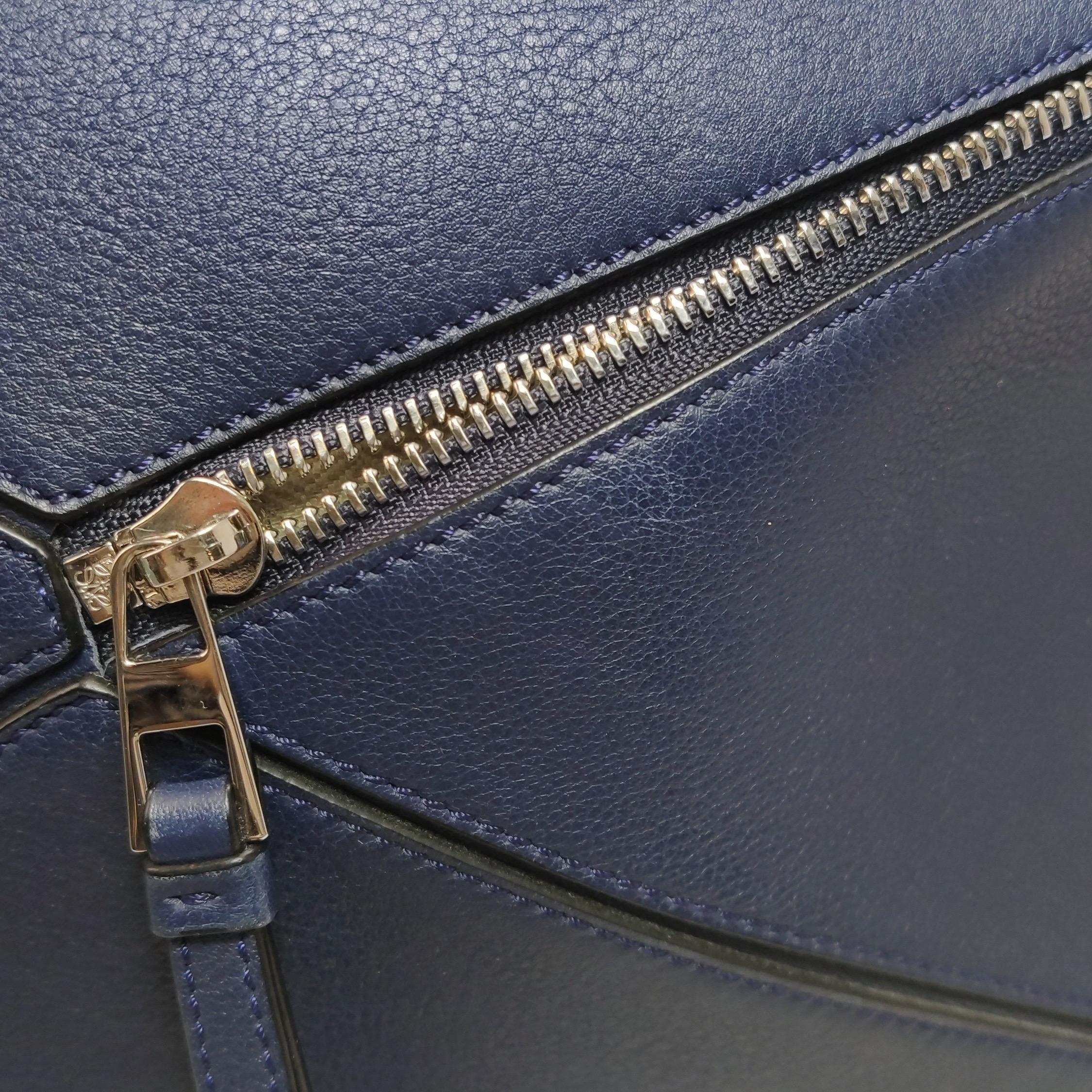 Loewe Puzzle Medium Navy Kalbsleder Crossbody Tasche im Angebot 13