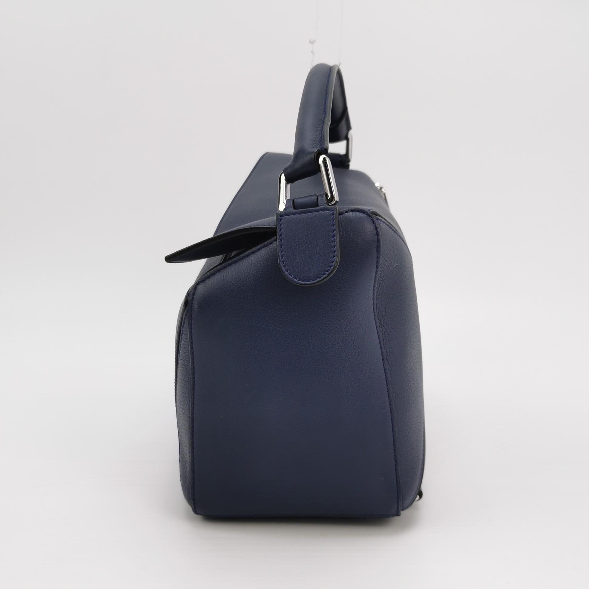 Loewe Puzzle Medium Navy Kalbsleder Crossbody Tasche (Schwarz) im Angebot