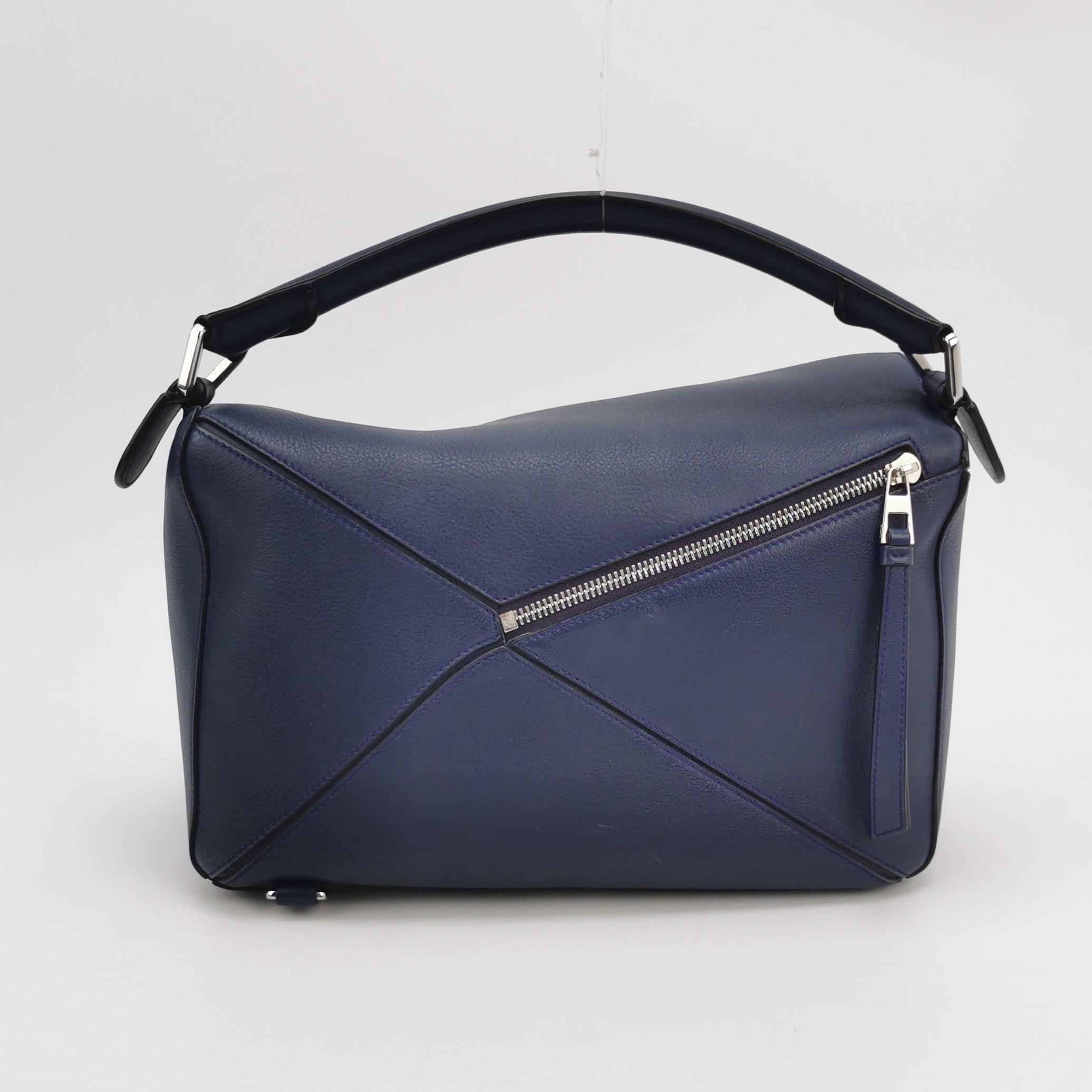 Loewe Puzzle Medium Navy Kalbsleder Crossbody Tasche im Zustand „Gut“ im Angebot in AUBERVILLIERS, FR