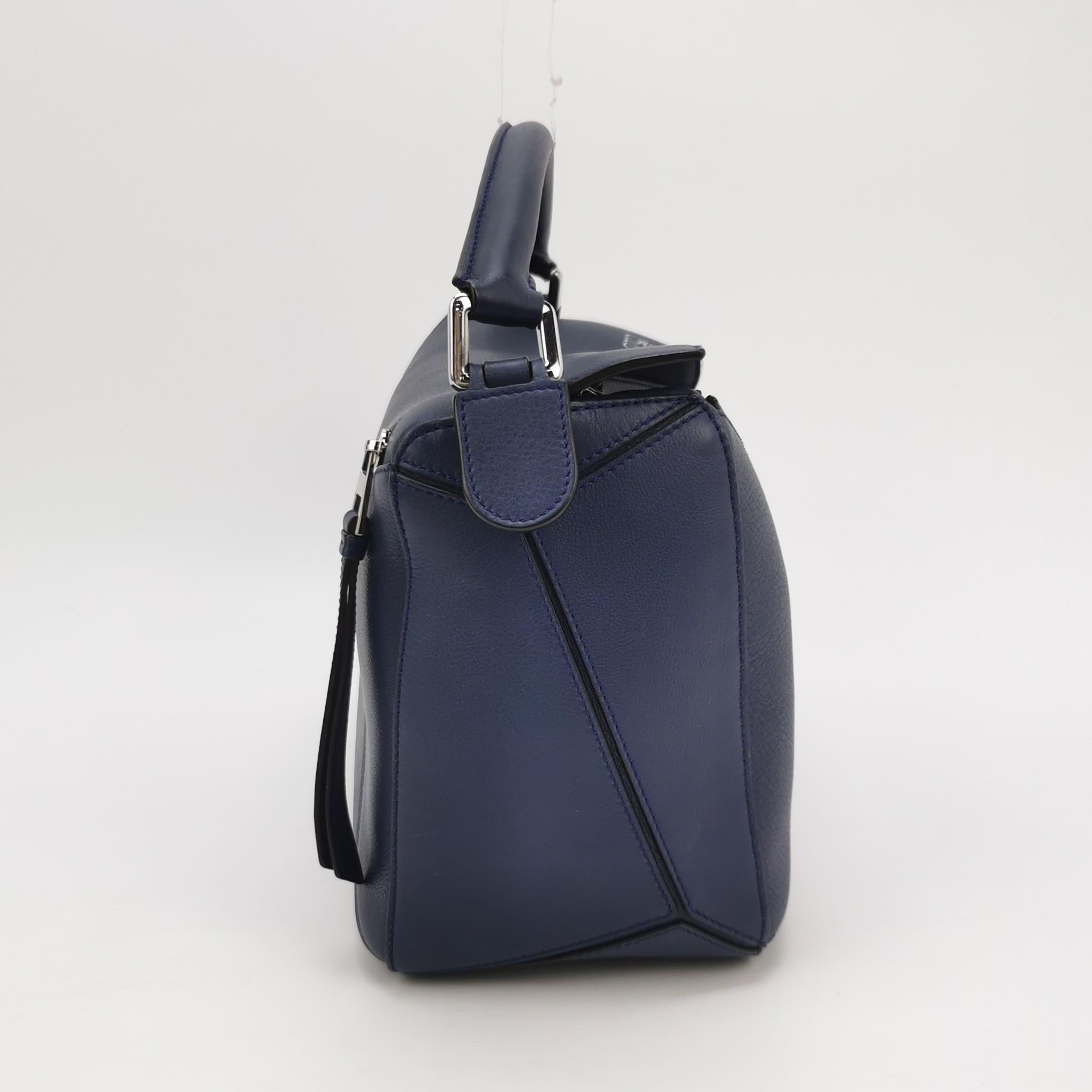 Loewe Puzzle Medium Navy Kalbsleder Crossbody Tasche Damen im Angebot