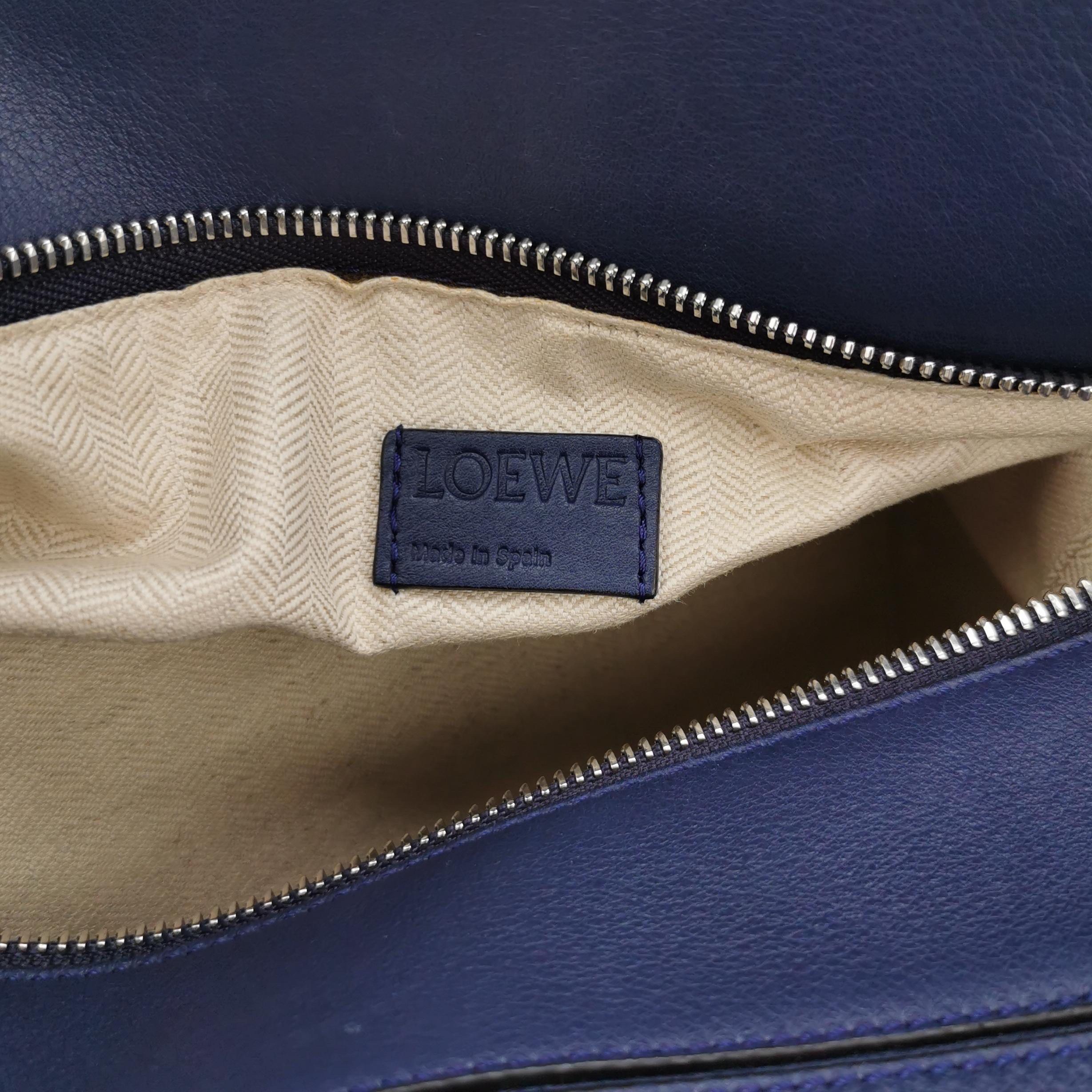 Loewe Puzzle Medium Navy Kalbsleder Crossbody Tasche im Angebot 3