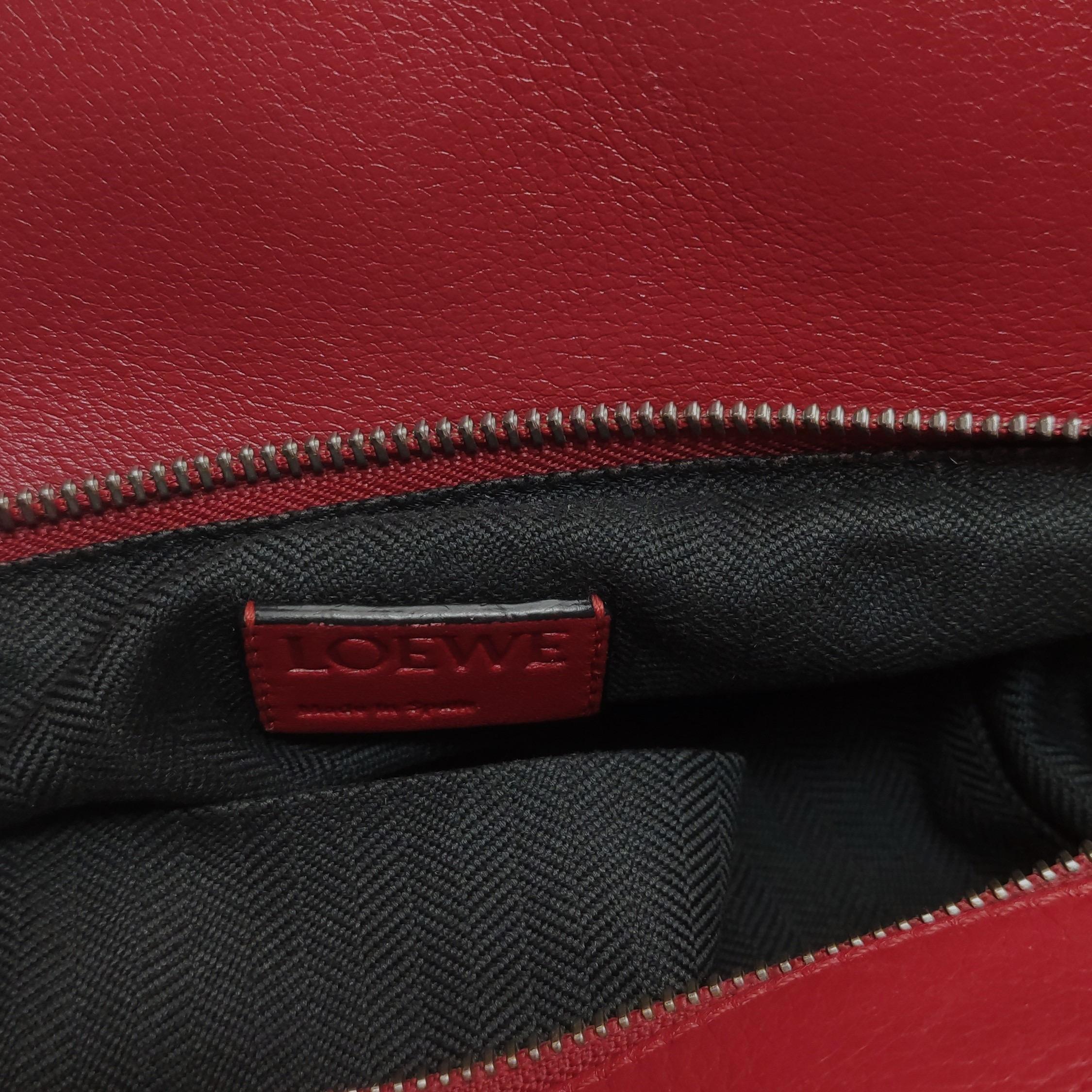 Loewe Puzzle Borsa media in pelle rossa con cerniera a tracolla in vendita 5