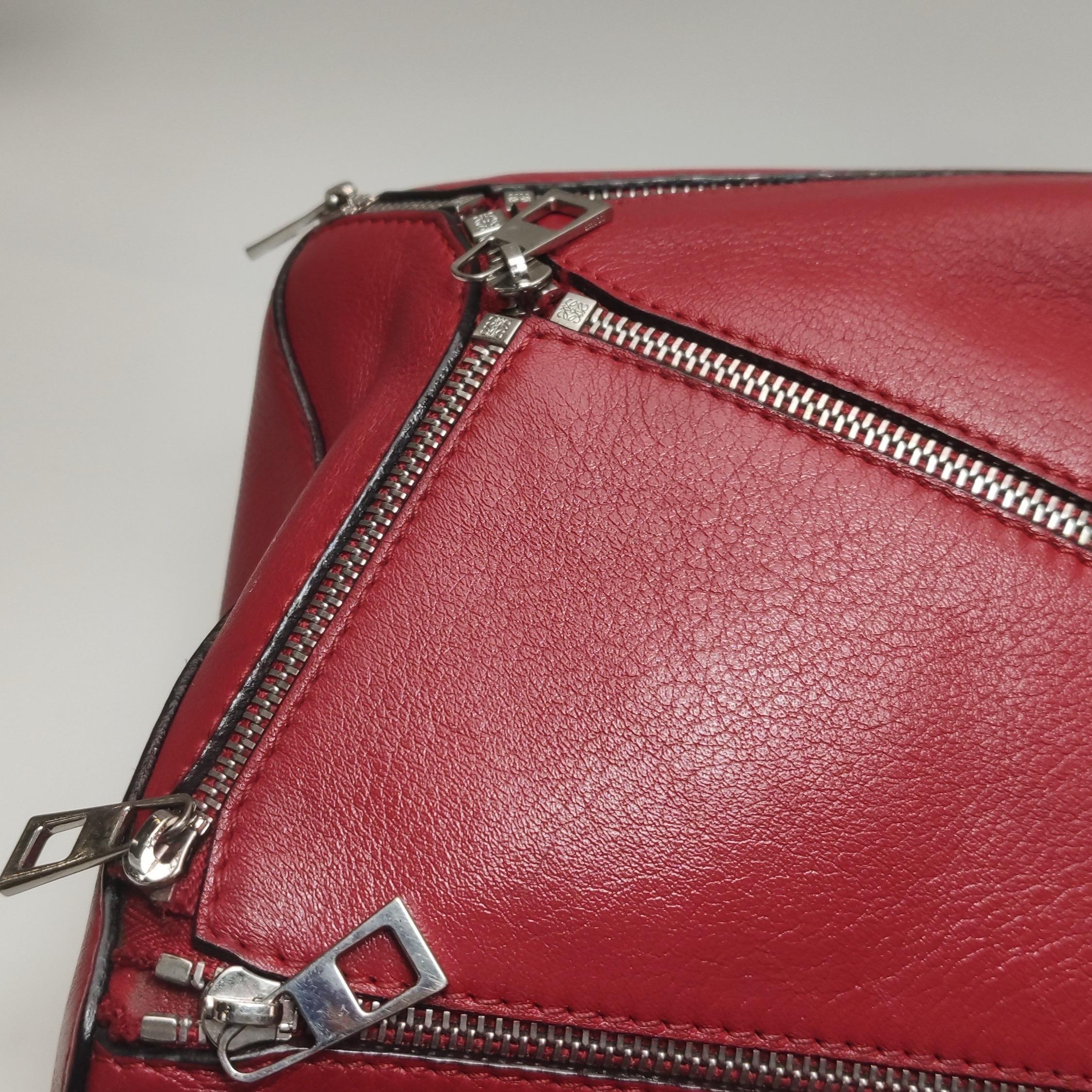 Loewe Puzzle Borsa media in pelle rossa con cerniera a tracolla in vendita 7