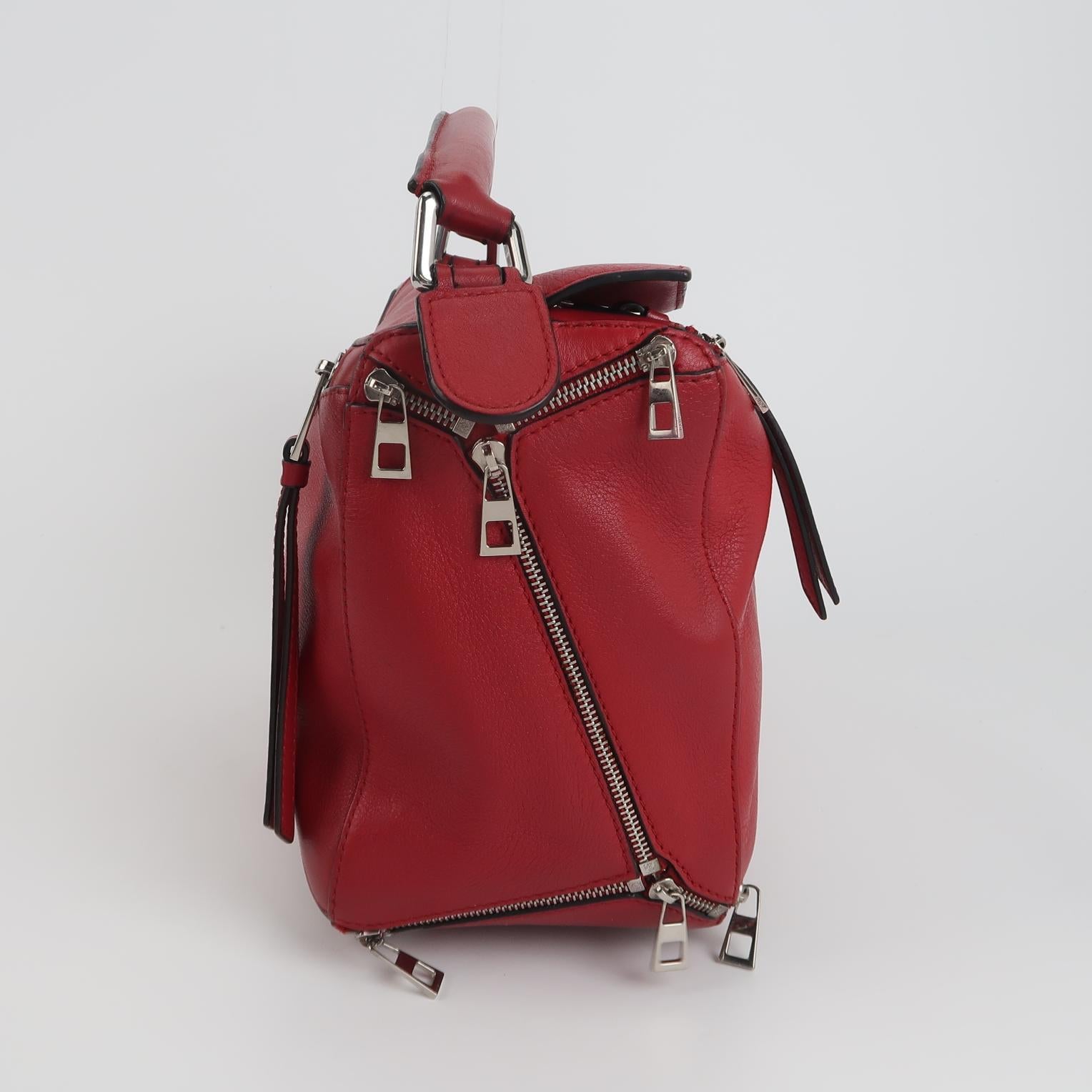 Loewe Puzzle Borsa media in pelle rossa con cerniera a tracolla
Queste sono foto professionali della borsa offerta da Luxbags.

CONDIZIONI: OTTIME
Questo articolo autentico usato è in ottime condizioni con leggeri segni d'uso. Leggeri sfregamenti