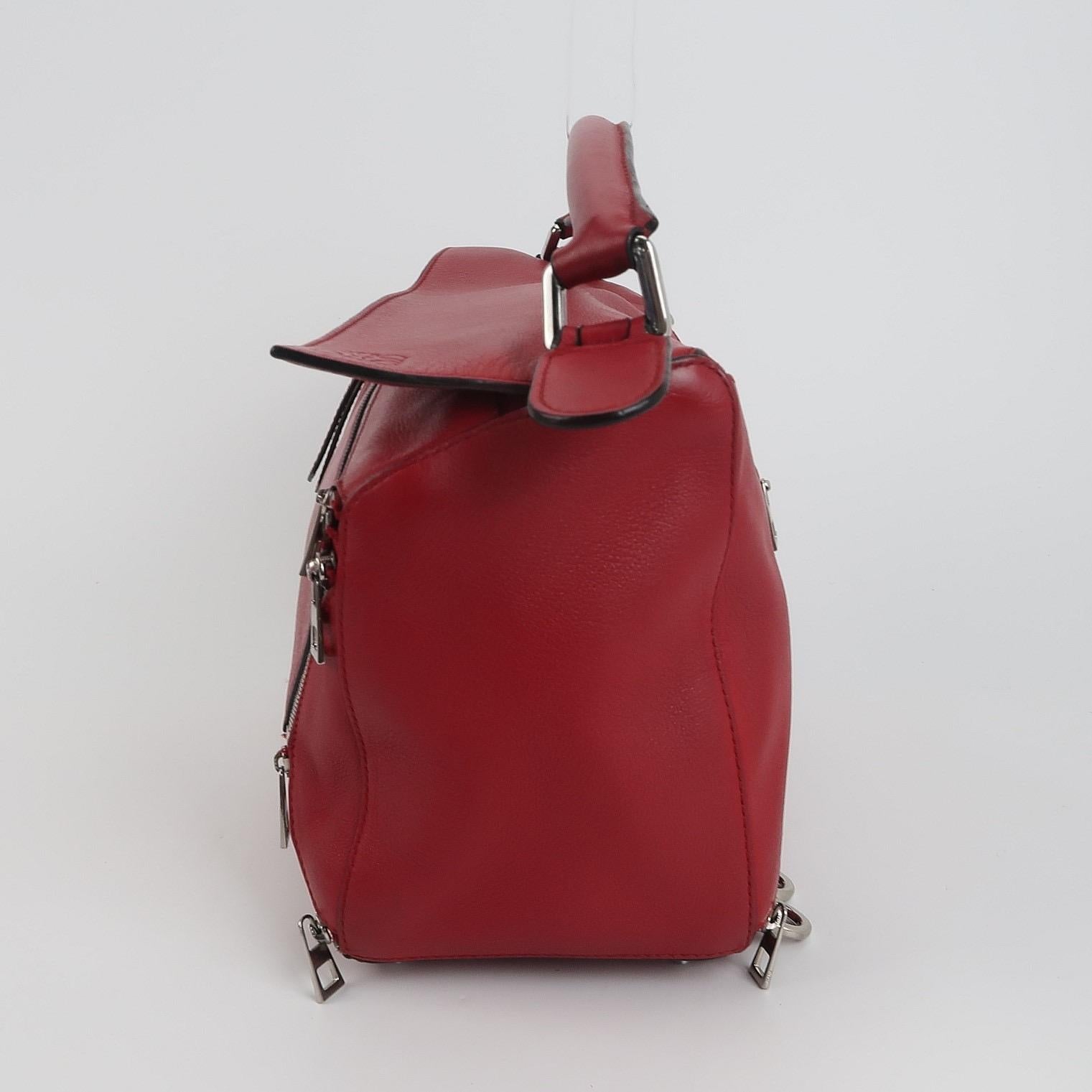 Marrone Loewe Puzzle Borsa media in pelle rossa con cerniera a tracolla in vendita