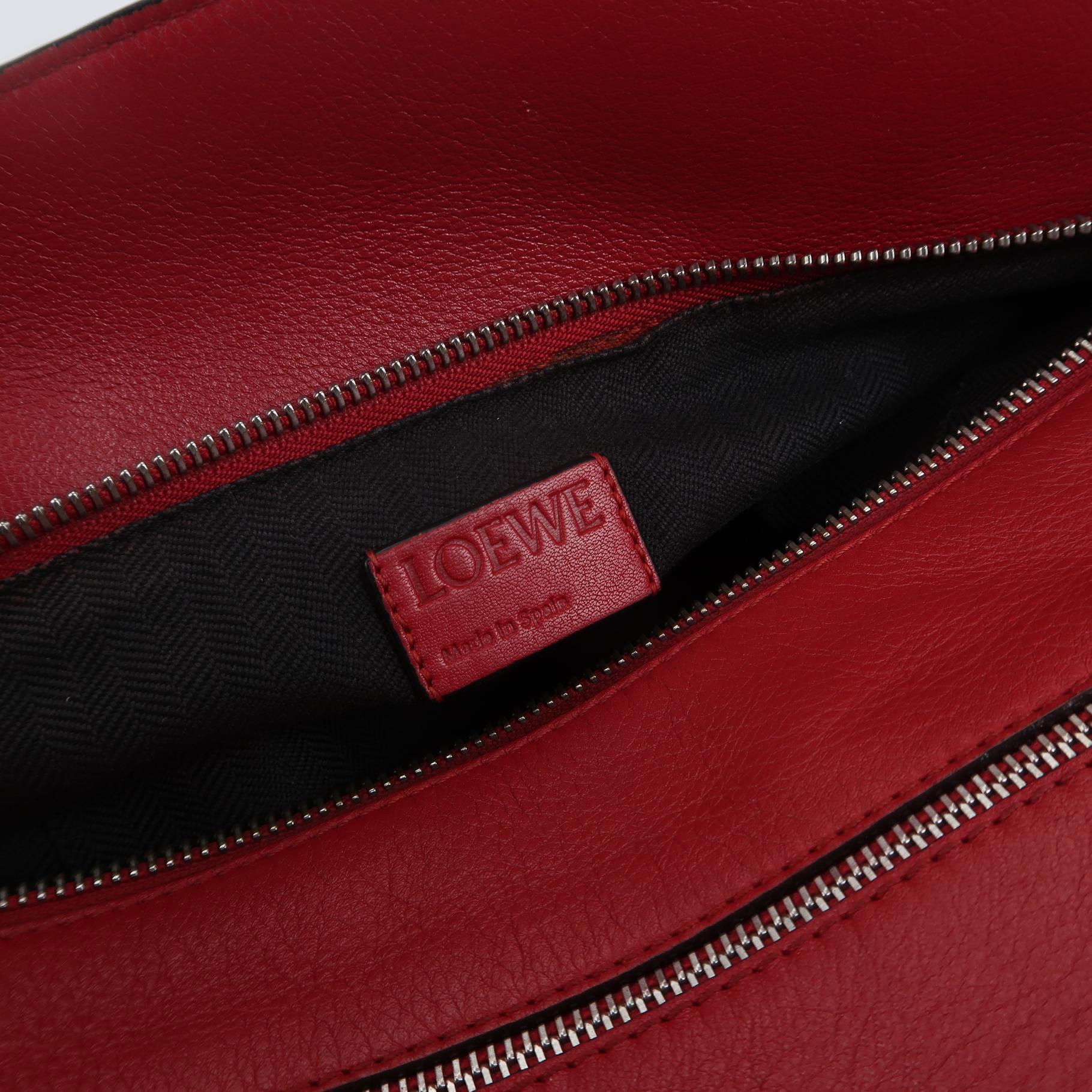 Loewe Puzzle Borsa media in pelle rossa con cerniera a tracolla in vendita 1