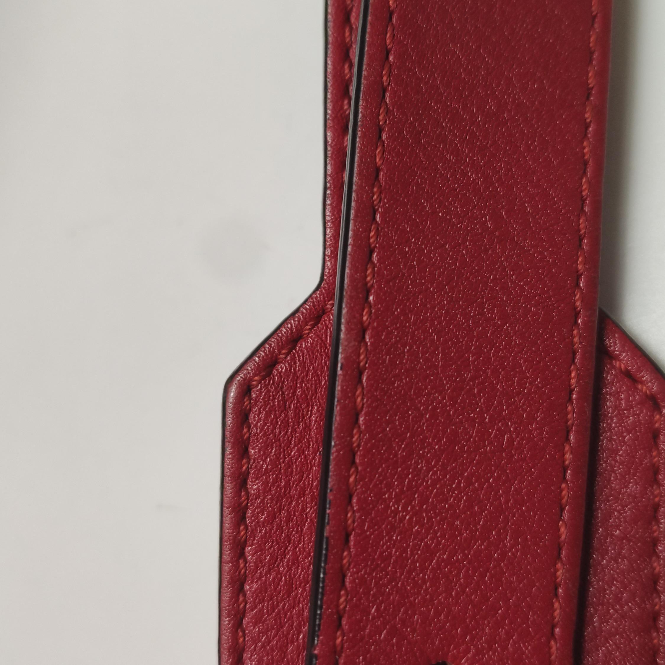 Loewe Puzzle Borsa media in pelle rossa con cerniera a tracolla in vendita 4