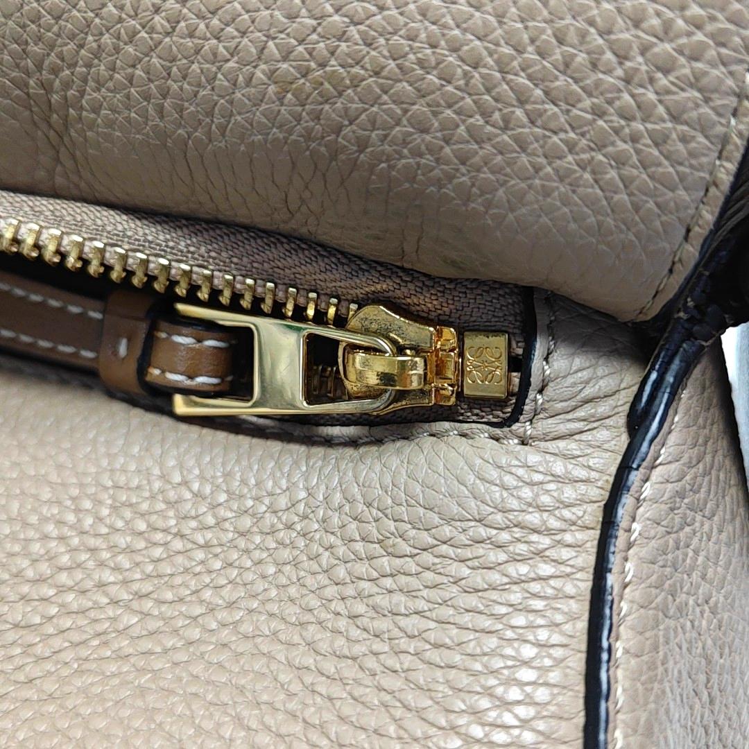 Loewe Puzzle Medium Sand Beige Sac en cuir de veau Brown Strap en vente 7