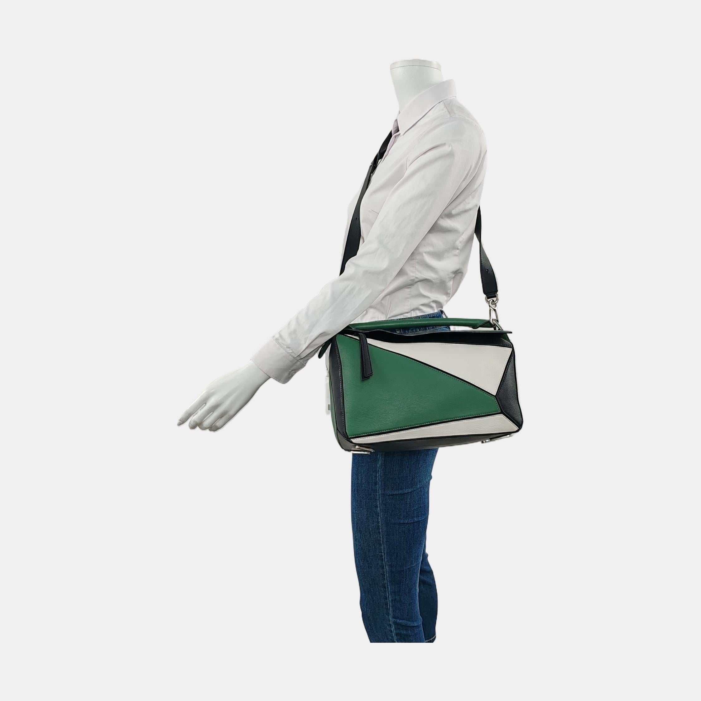 Le sac Puzzle de Loewe est un classique intemporel et culte. Confectionné en cuir de veau souple, ce sac est polyvalent et élégant. Il est orné d'une quincaillerie argentée et de panneaux inspirés de la technique de l'origami. 

ÉTAT : QUASI