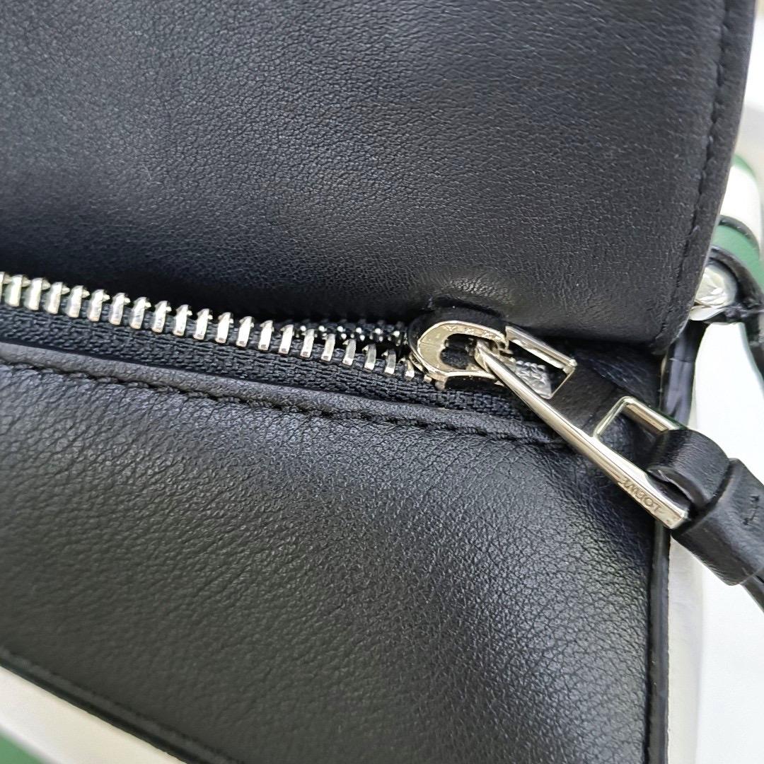 Loewe Puzzle Medium Tricolor Green Black White Calfskin Leather Bag en vente 2