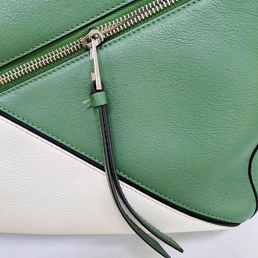 Loewe Puzzle Medium Tricolor Green Black White Calfskin Leather Bag en vente 3