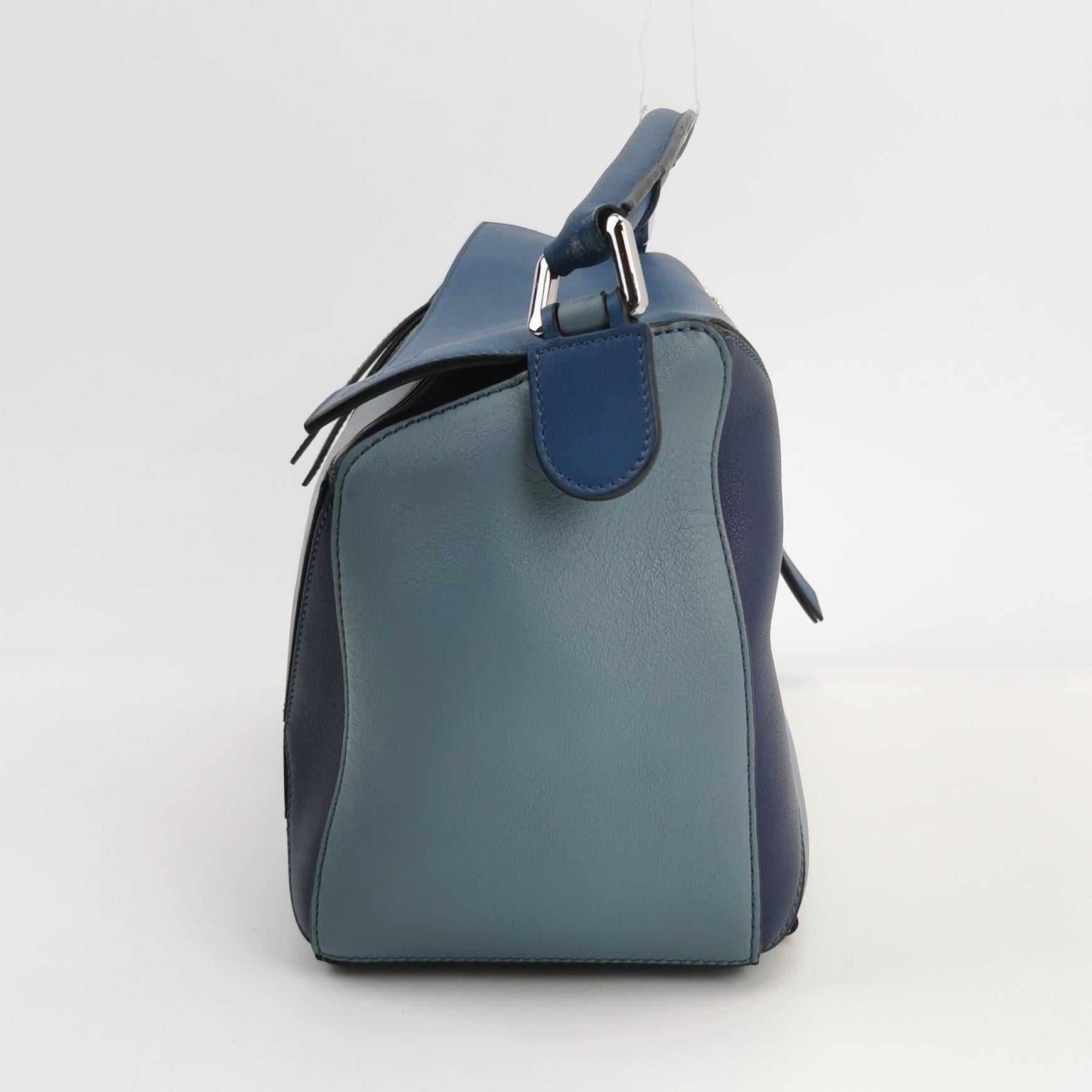 Loewe Puzzle Medium Tricolor Navy Sac en cuir
Il s'agit de photos professionnelles du sac offert par Luxbags.

Le sac Puzzle de Loewe est un classique intemporel et culte. Confectionné en cuir de veau souple, ce sac est polyvalent et élégant. Il est
