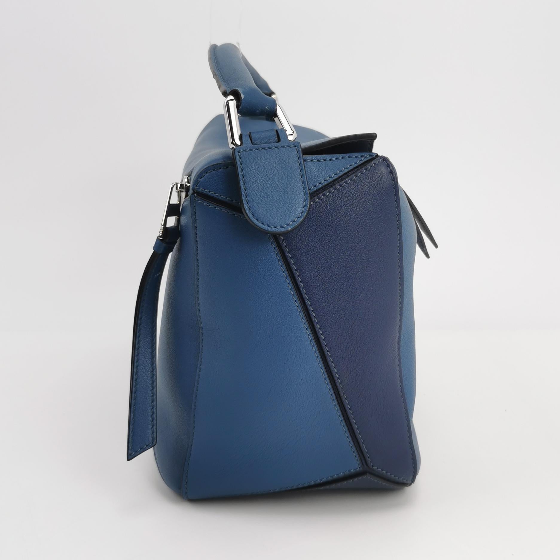 Bleu Loewe Puzzle Medium Tricolor Navy Sac en cuir en vente