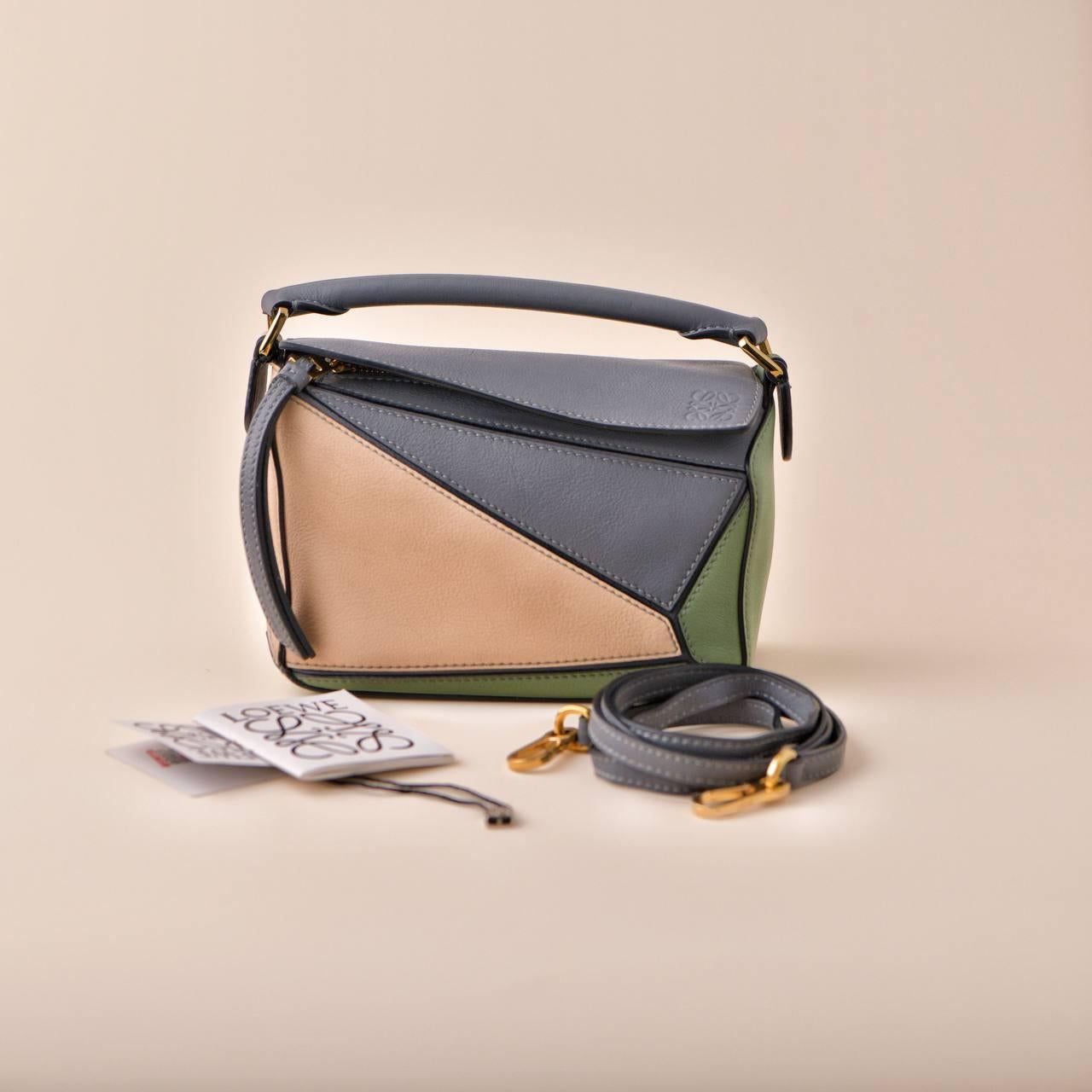 SKU	33301339
Comes With	Loewe Shoulder Strap and Dandelion Authenticity Guarantee Only
Model	Puzzle Mini
Serial Number	C0*****
Materials	Calfskin, Canvas
Condition	Excellent
Other Info	Dimensions: Approximately 17cm x 11cm x7