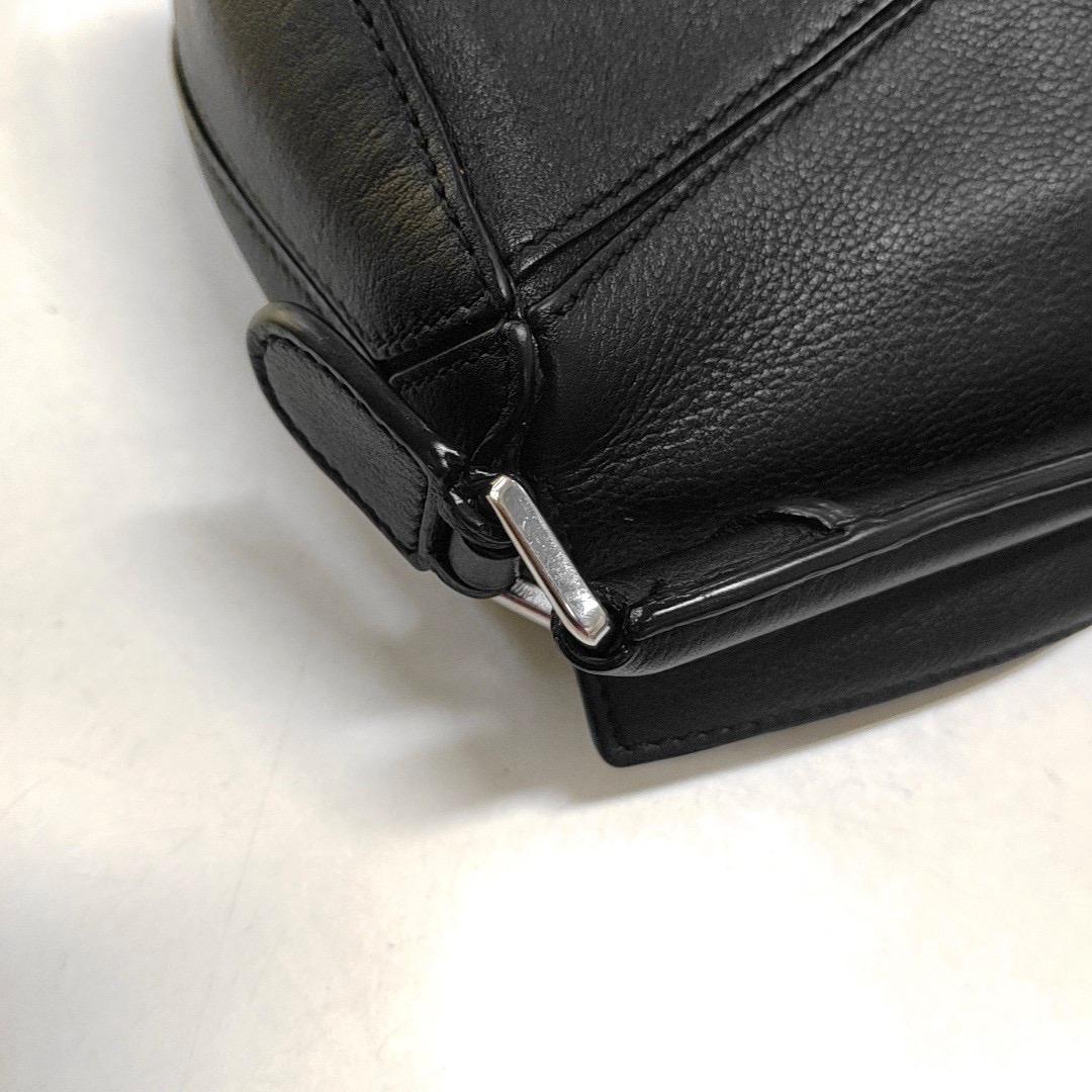 Loewe Puzzle Mini in pelle di vitello nera con cinturino intrecciato in vendita 5