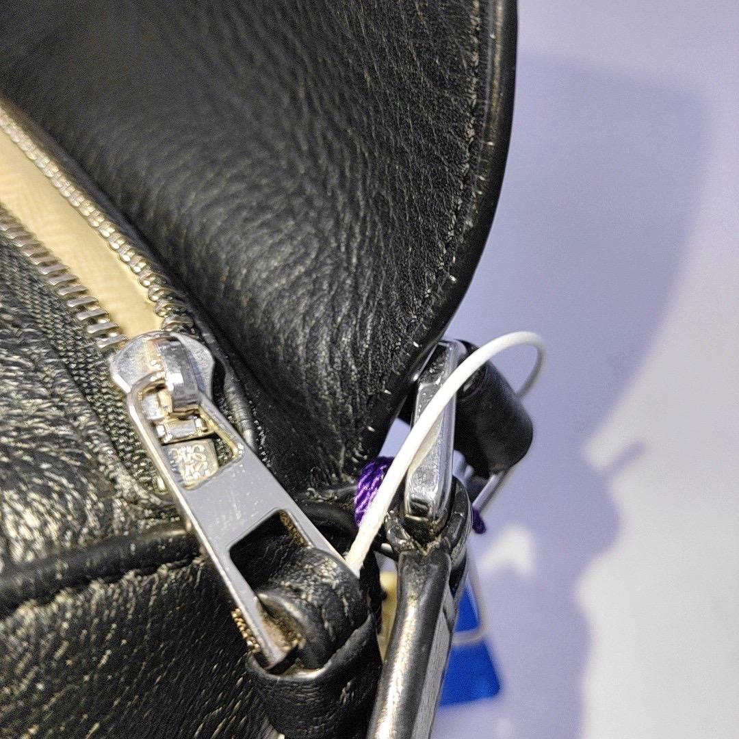 Loewe Puzzle Mini in pelle di vitello nera con cinturino intrecciato in vendita 6