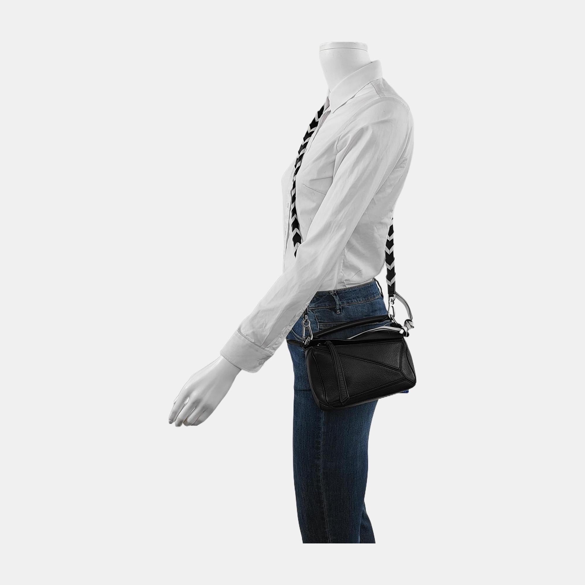 Borsa a tracolla Loewe Puzzle Mini in pelle di vitello nera
Queste sono foto professionali della borsa vera e propria.
  
  La borsa Puzzle di Loewe è un classico cult senza tempo. Realizzata in morbida pelle di vitello e rifinita con hardware
