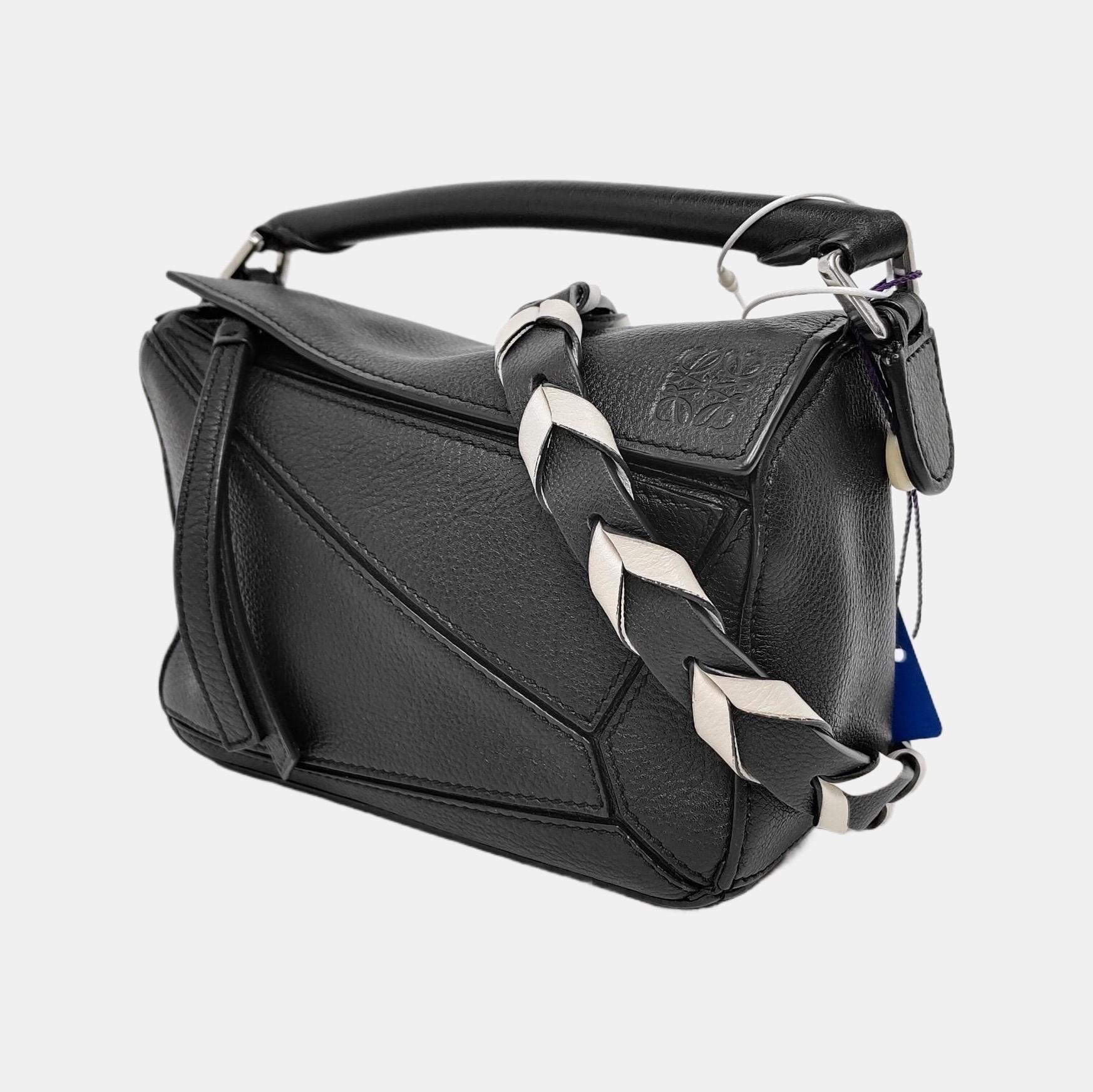 Nero Loewe Puzzle Mini in pelle di vitello nera con cinturino intrecciato in vendita