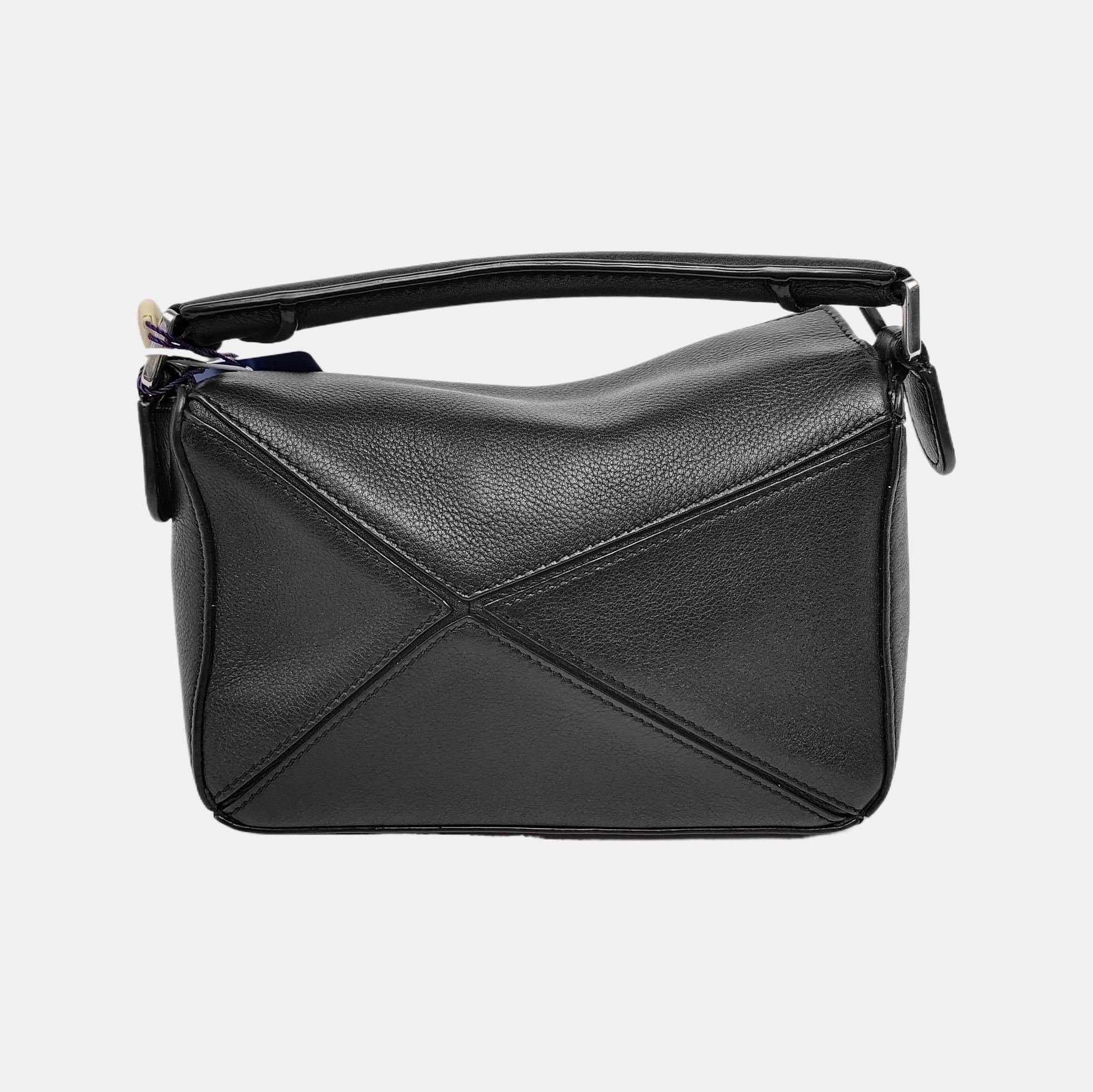 Loewe Puzzle Mini in pelle di vitello nera con cinturino intrecciato In condizioni ottime in vendita a AUBERVILLIERS, FR