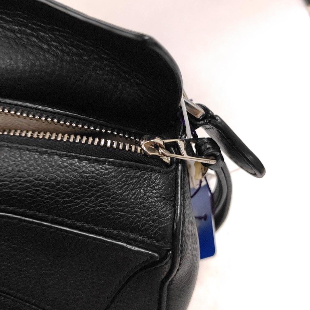Loewe Puzzle Mini in pelle di vitello nera con cinturino intrecciato in vendita 2