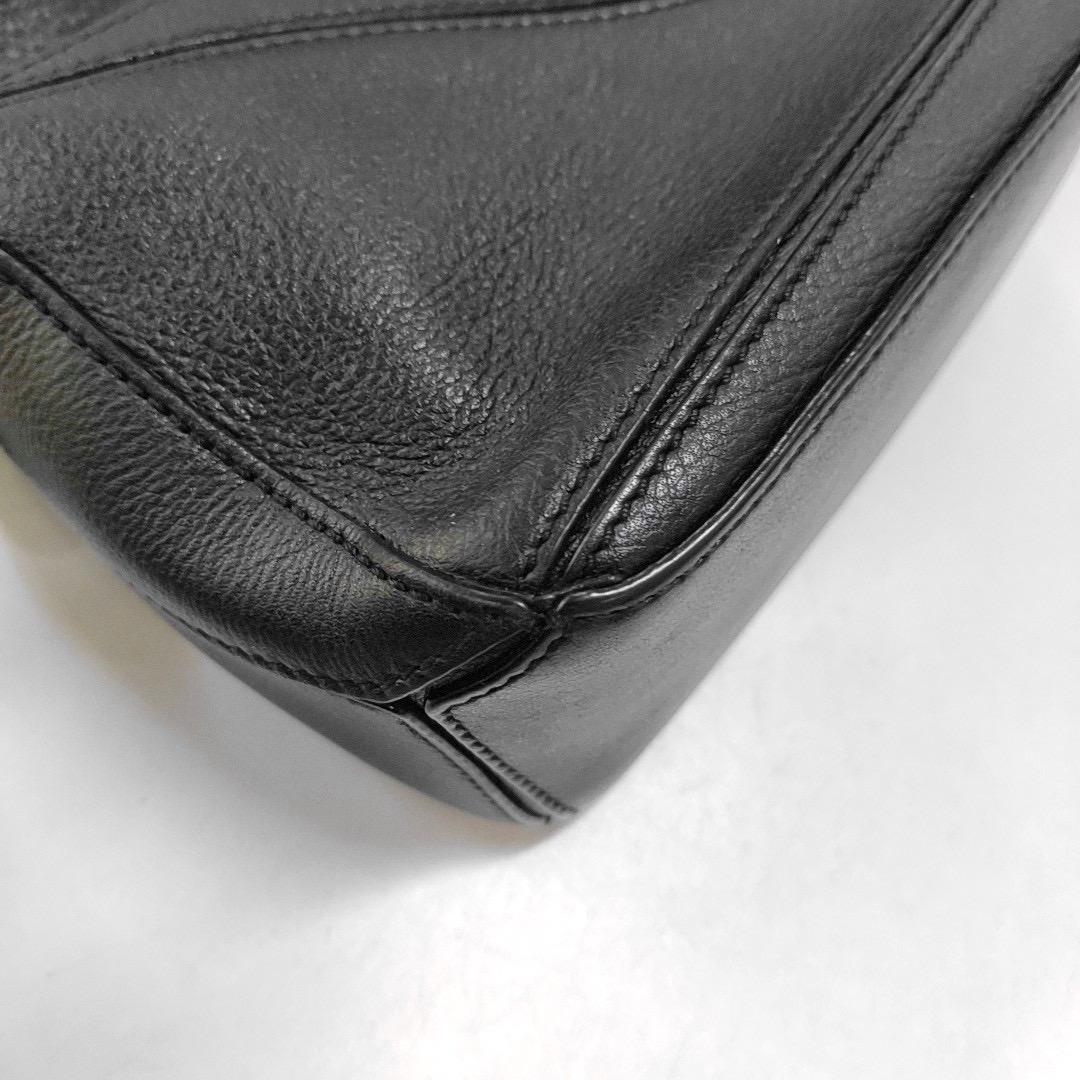 Loewe Puzzle Mini in pelle di vitello nera con cinturino intrecciato in vendita 4