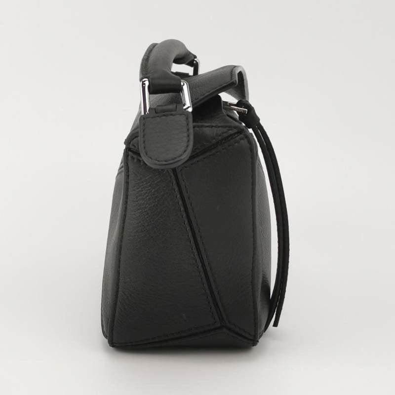 Loewe Puzzle Mini Black Calfskin Leather Crossbody Bag In Excellent Condition For Sale In AUBERVILLIERS, FR