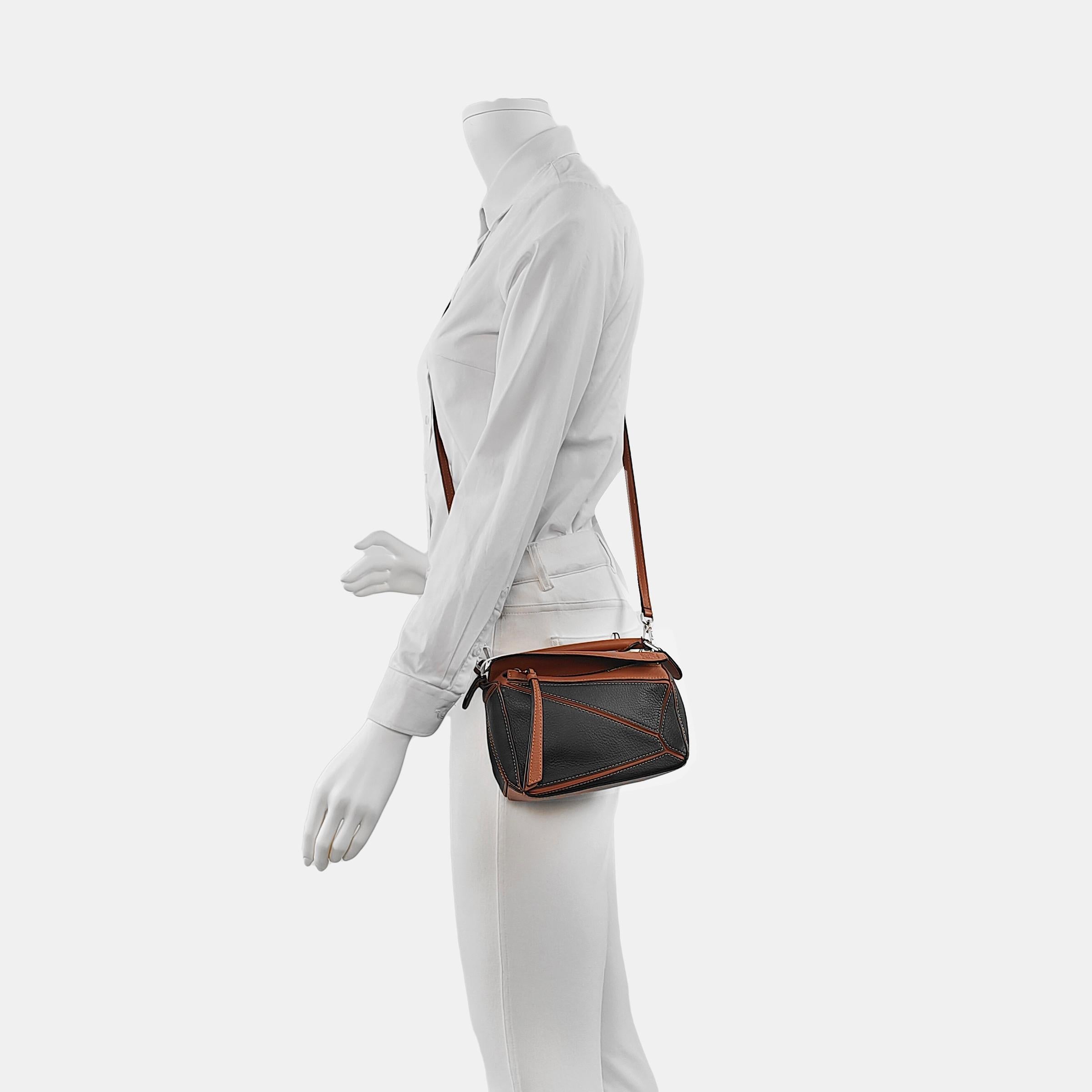 Loewe's Puzzle bag is a timeless classic cult piece. Crafted from supple calfskin leather and finished with silver hardware and signature origami-inspired panels, this bag is versatile and stylish. 

CONDITION:EXCELLENT

This preloved authentic item