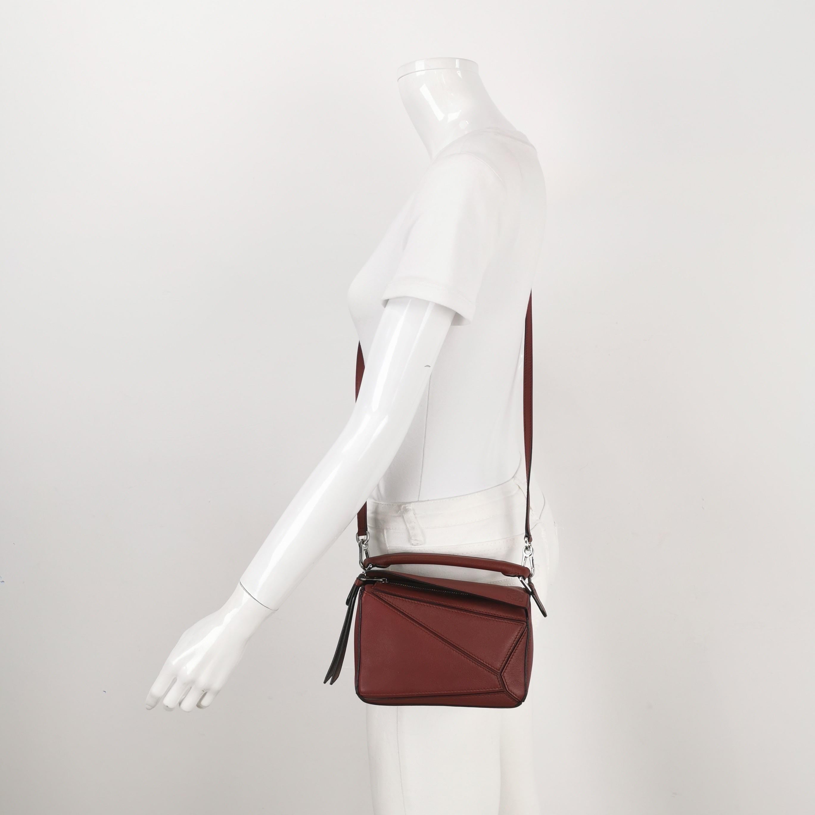 Loewe's Puzzle bag is a timeless classic cult piece. Crafted from supple calfskin leather and finished with silver hardware and signature origami-inspired panels, this bag is versatile and stylish. 

CONDITION:EXCELLENT

This preloved authentic item