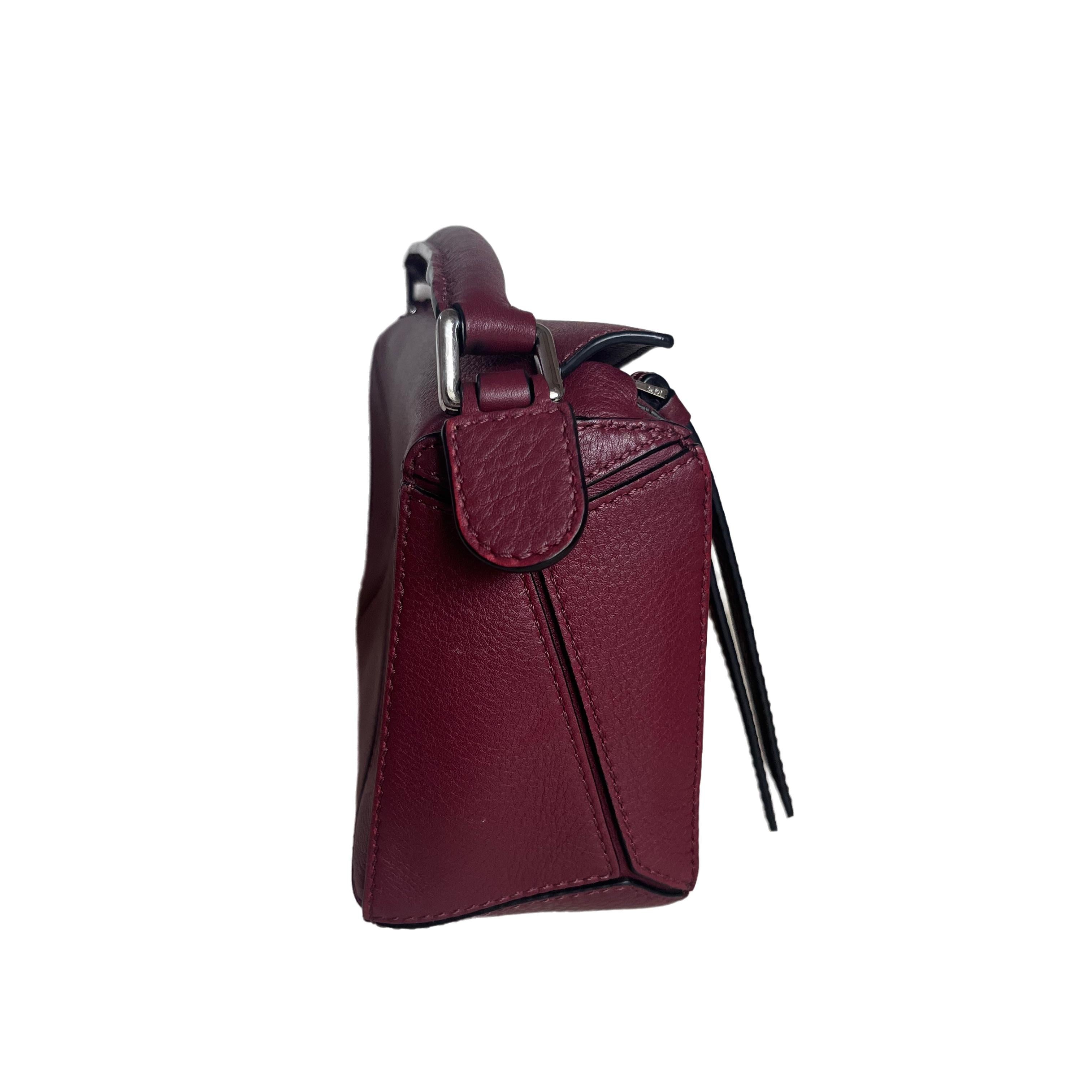 Loewe Puzzle Mini Burgundy Calfskin Leather Crossbody Bag In Excellent Condition For Sale In AUBERVILLIERS, FR