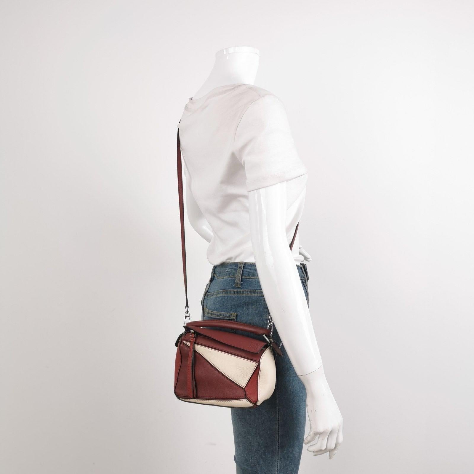 Loewe Puzzle Mini Multicolor Burgundy Calfskin Leather Crossbody Bag


Loewe's Puzzle bag is a timeless classic cult piece. Crafted from supple calfskin leather and finished with silver hardware and signature origami-inspired panels, this bag is
