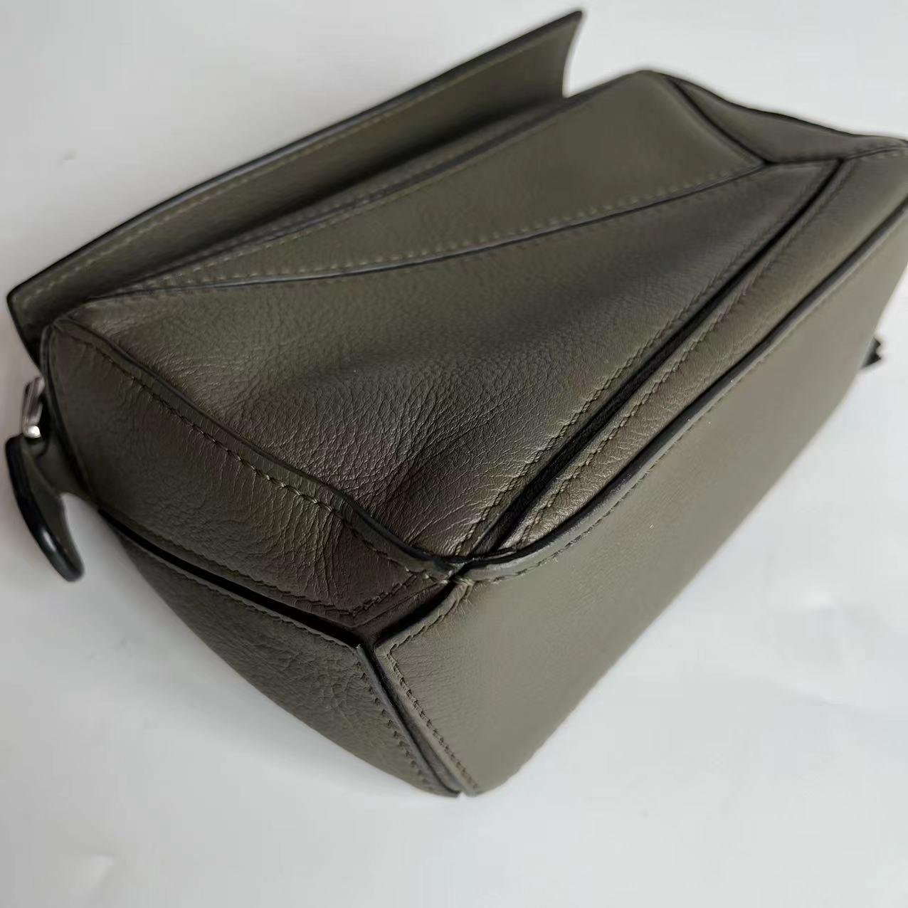 Loewe Puzzle Mini Olive Green Sac à bandoulière en cuir de veau en vente 5