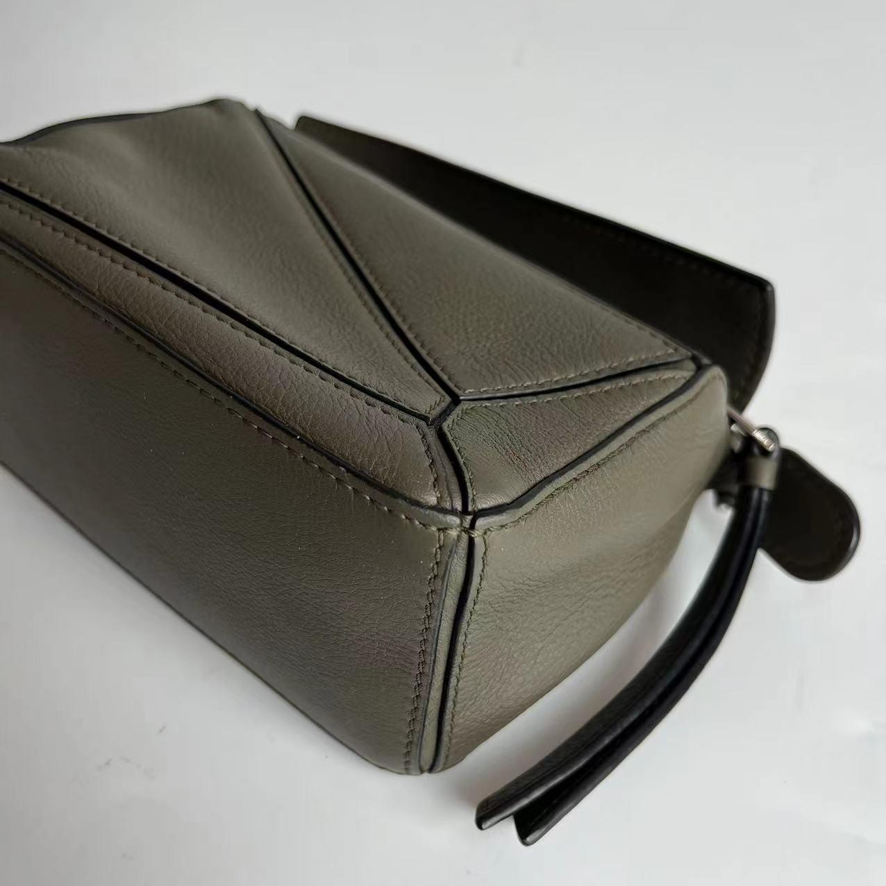 Loewe Puzzle Mini Olive Green Sac à bandoulière en cuir de veau en vente 6