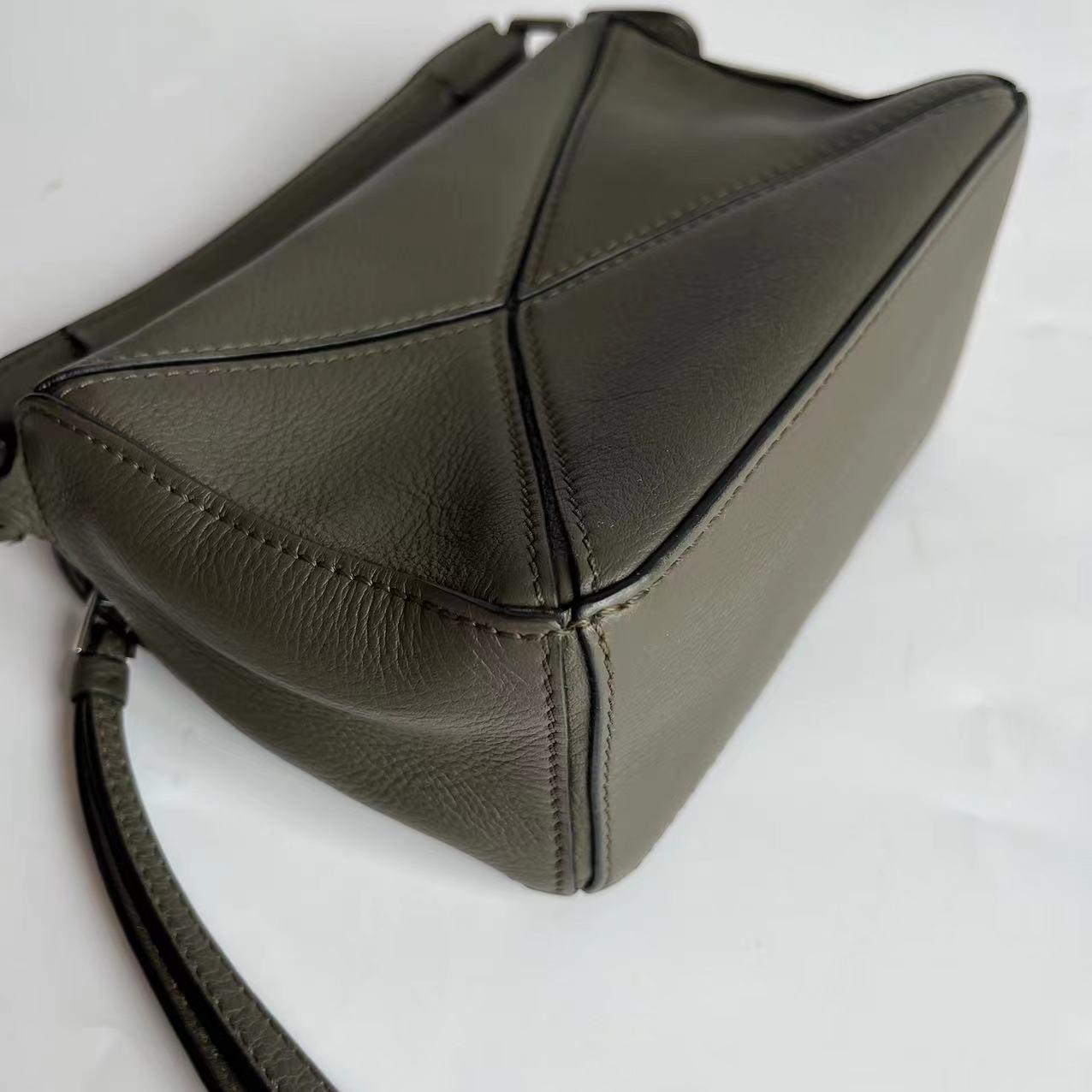 Loewe Puzzle Mini Olive Green Sac à bandoulière en cuir de veau en vente 7
