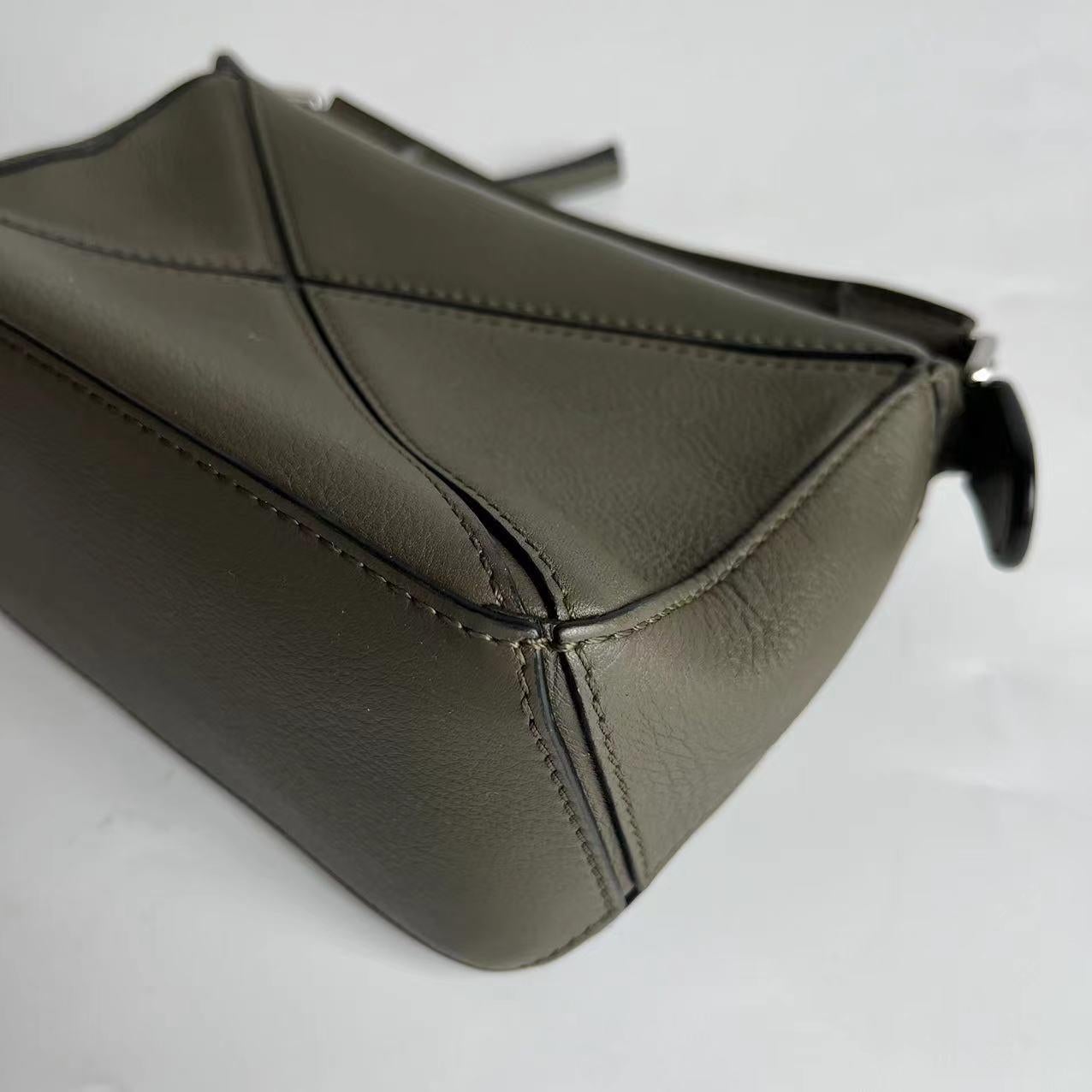 Loewe Puzzle Mini Olive Green Sac à bandoulière en cuir de veau en vente 8