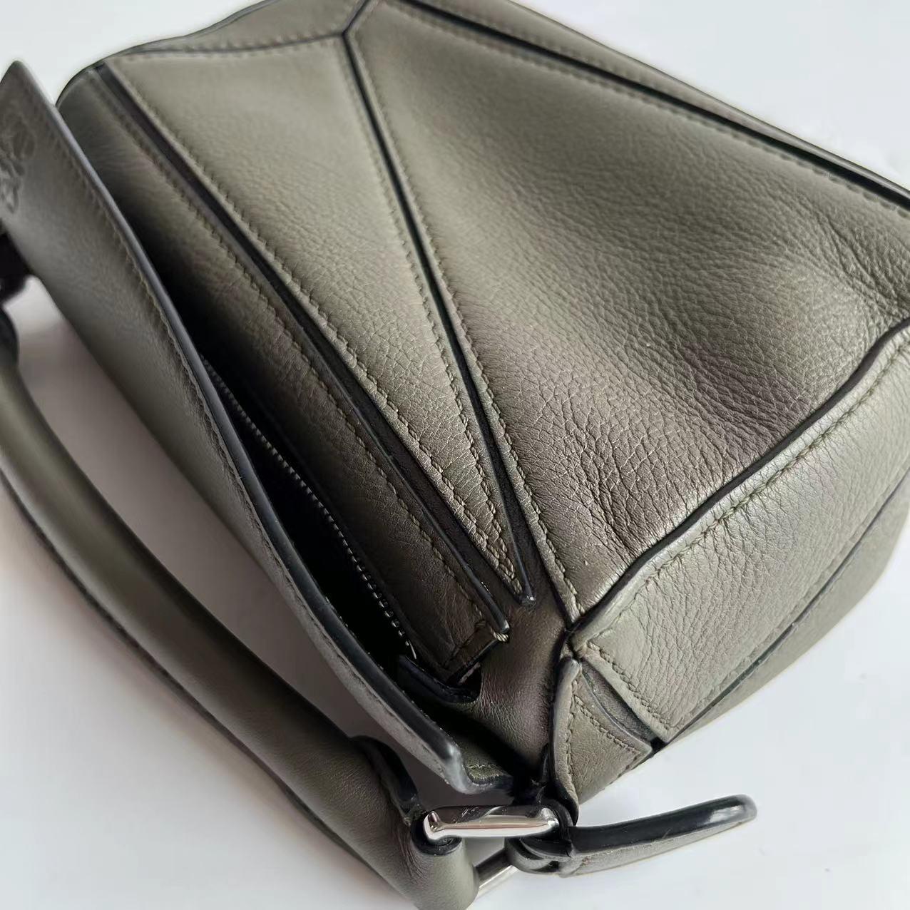 Loewe Puzzle Mini Olive Green Sac à bandoulière en cuir de veau en vente 10