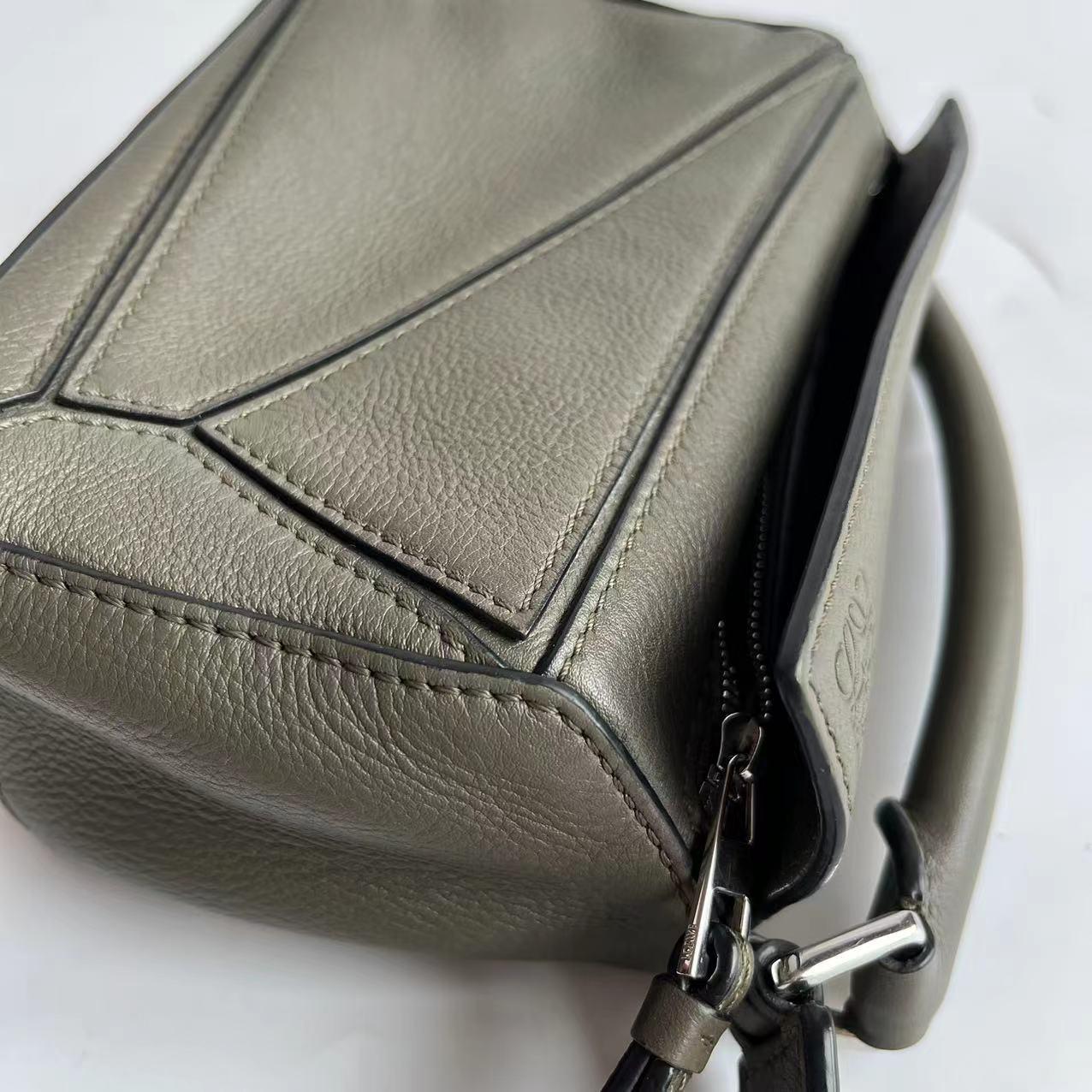 Loewe Puzzle Mini Olive Green Sac à bandoulière en cuir de veau en vente 11