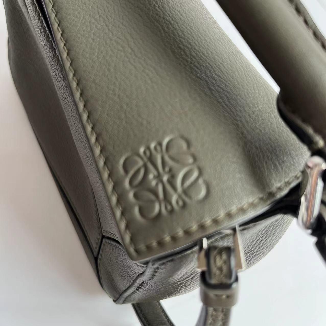 Loewe Puzzle Mini Olive Green Sac à bandoulière en cuir de veau en vente 12