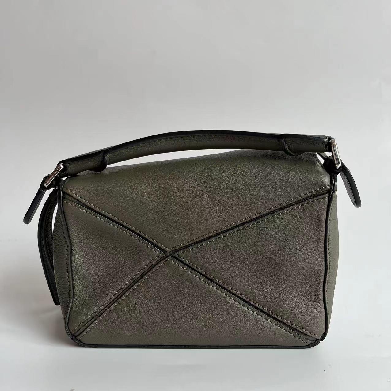 Noir Loewe Puzzle Mini Olive Green Sac à bandoulière en cuir de veau en vente