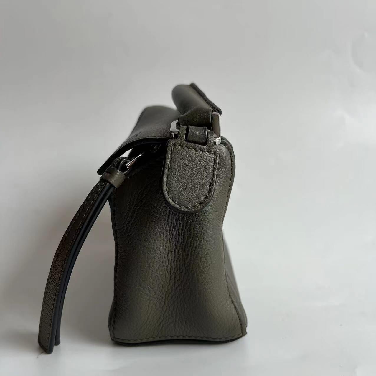 Loewe Puzzle Mini Olive Green Sac à bandoulière en cuir de veau Bon état - En vente à AUBERVILLIERS, FR