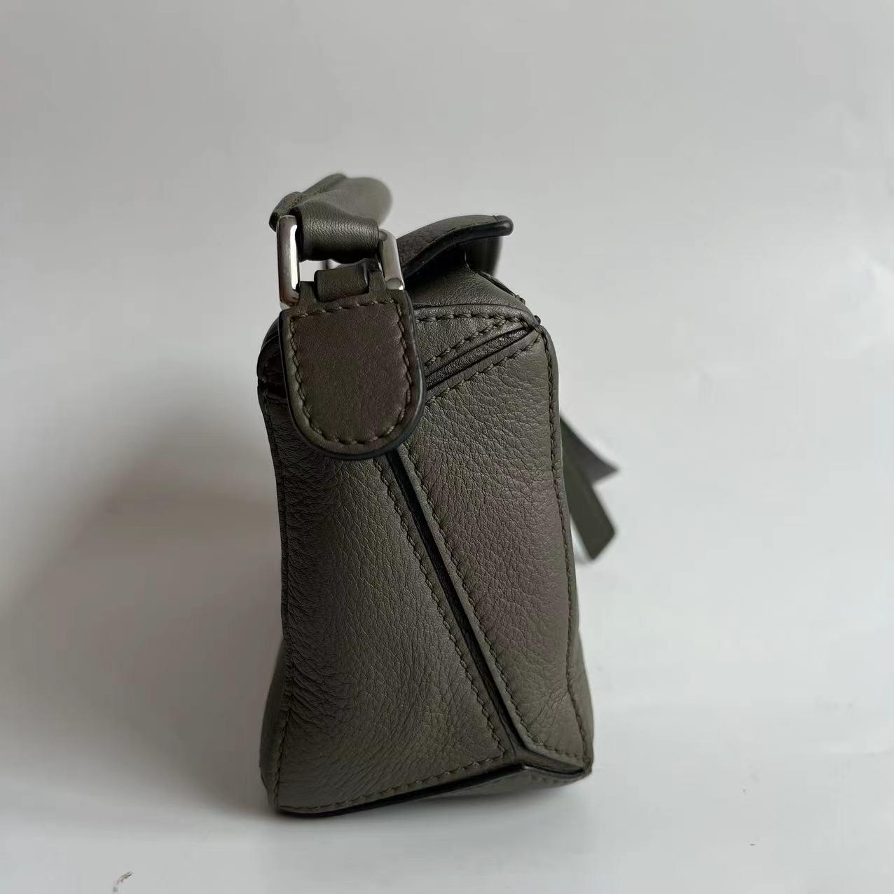 Loewe Puzzle Mini Olive Green Sac à bandoulière en cuir de veau Pour femmes en vente