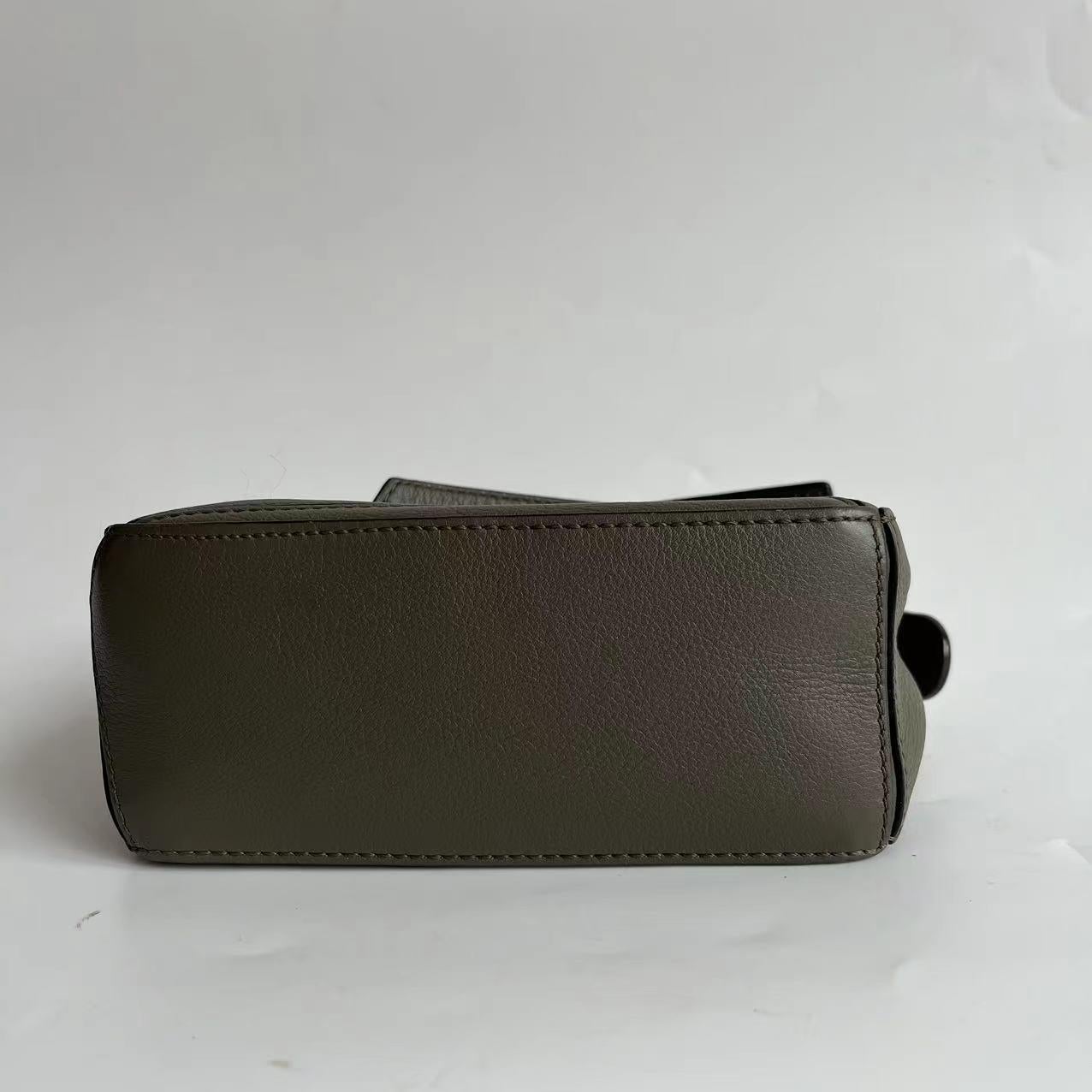 Loewe Puzzle Mini Olive Green Sac à bandoulière en cuir de veau en vente 2
