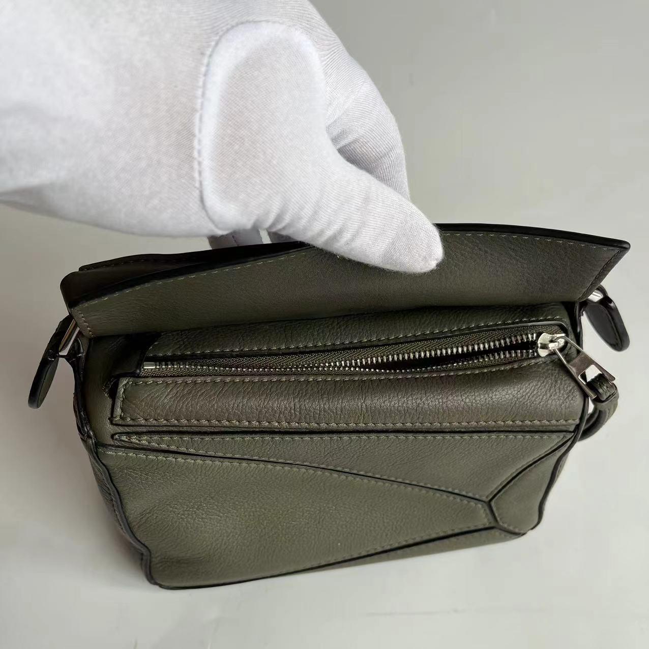 Loewe Puzzle Mini Olive Green Sac à bandoulière en cuir de veau en vente 3