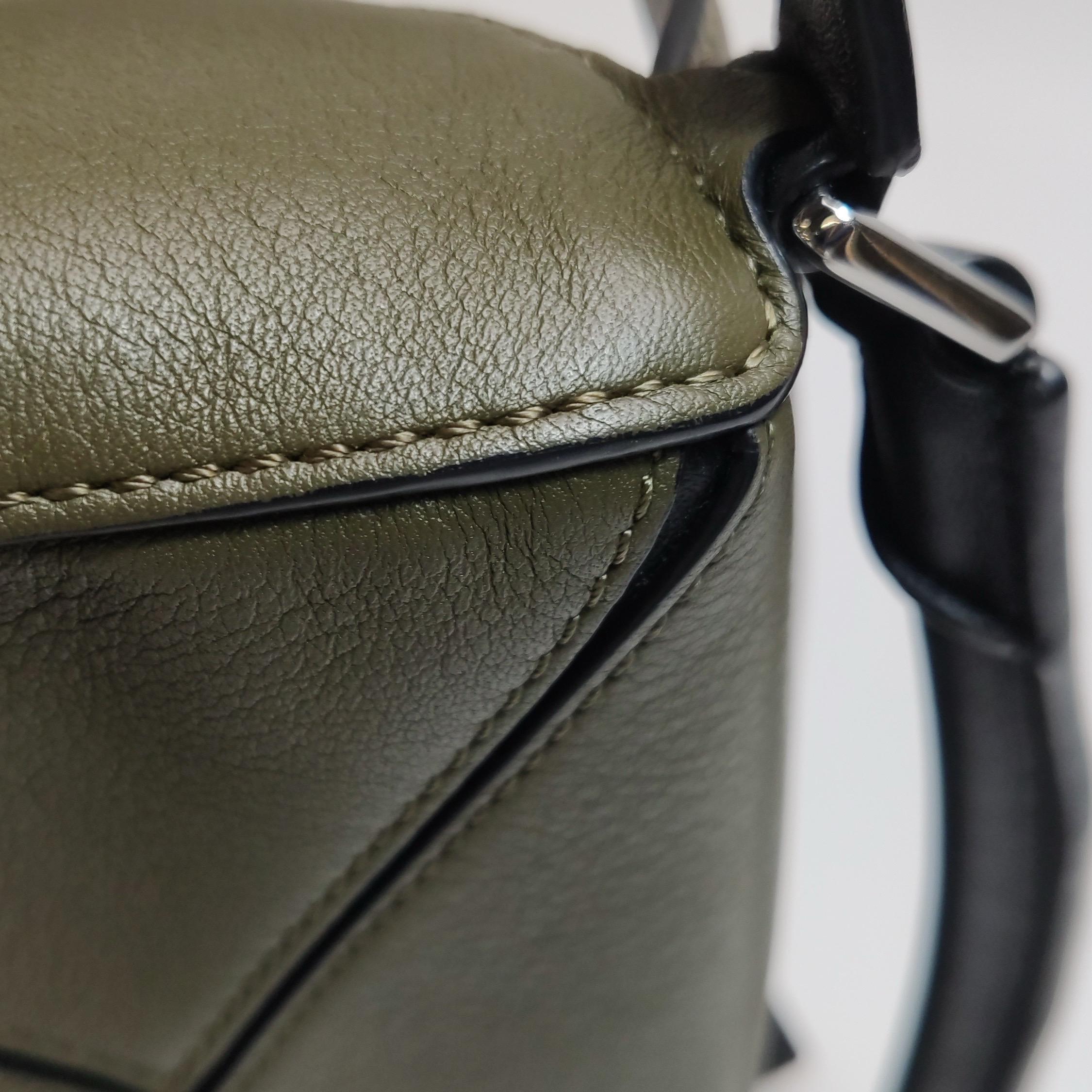 Loewe Puzzle Mini Borsa a tracolla in pelle di vitello Herbarium verde oliva in vendita 10